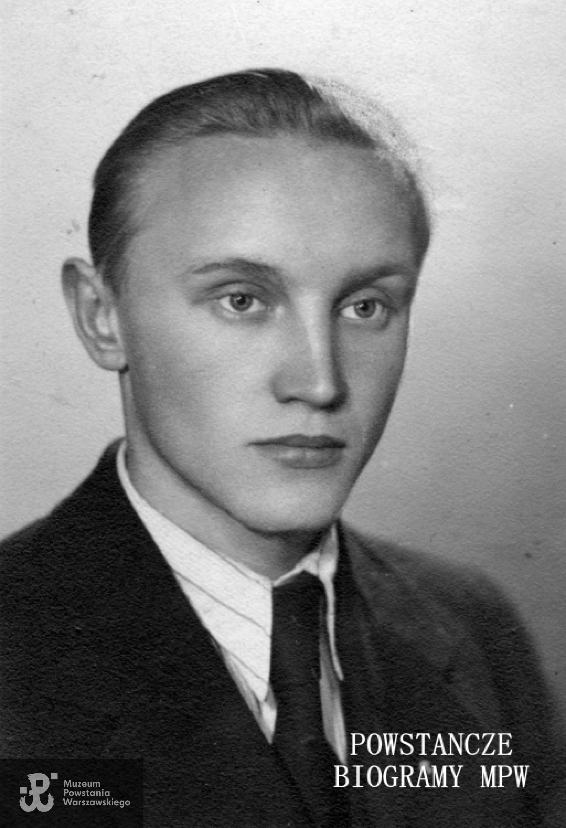 Stanisław Świętochowski  ps. "Sęp" (1922-1944) na fotografii w roku 1944. Ze zbiorów Muzeum Powstania Warszawskiego, sygn. MPW-IS/720