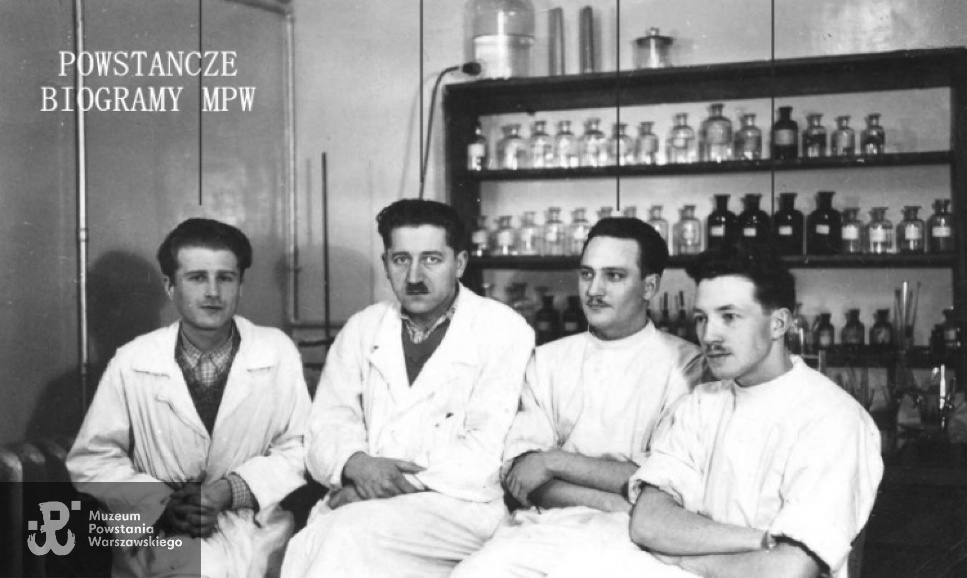 Laboratorium szpitala więziennego. Od lewej Leszek Torchalski, dr Zygmunt Śliwicki, dr Felicjan Loth i Jerzy Poraziński. Fot. zbiory Muzeum Niepodległości w Warszawie