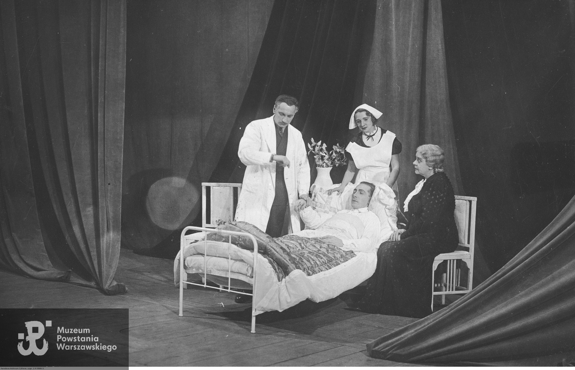 1935 rok: operetka "Żółta Lilia" w Teatrze Miejskim w Bydgoszczy.  Witold Rychter jako arcyksiążę Stefan (leży w łóżku), Maria Gabrielli jako pielęgniarka, Mieczysław Serwiński jako lekarz, Antonina Podgórska jako matka arcyksięcia. Ze zbiorów Narodowego Archiwum Cyfrowego - zespół Koncern Ilustrowany Kurier Codzienny - Archiwum Ilustracji, audiovis.nac.gov.pl