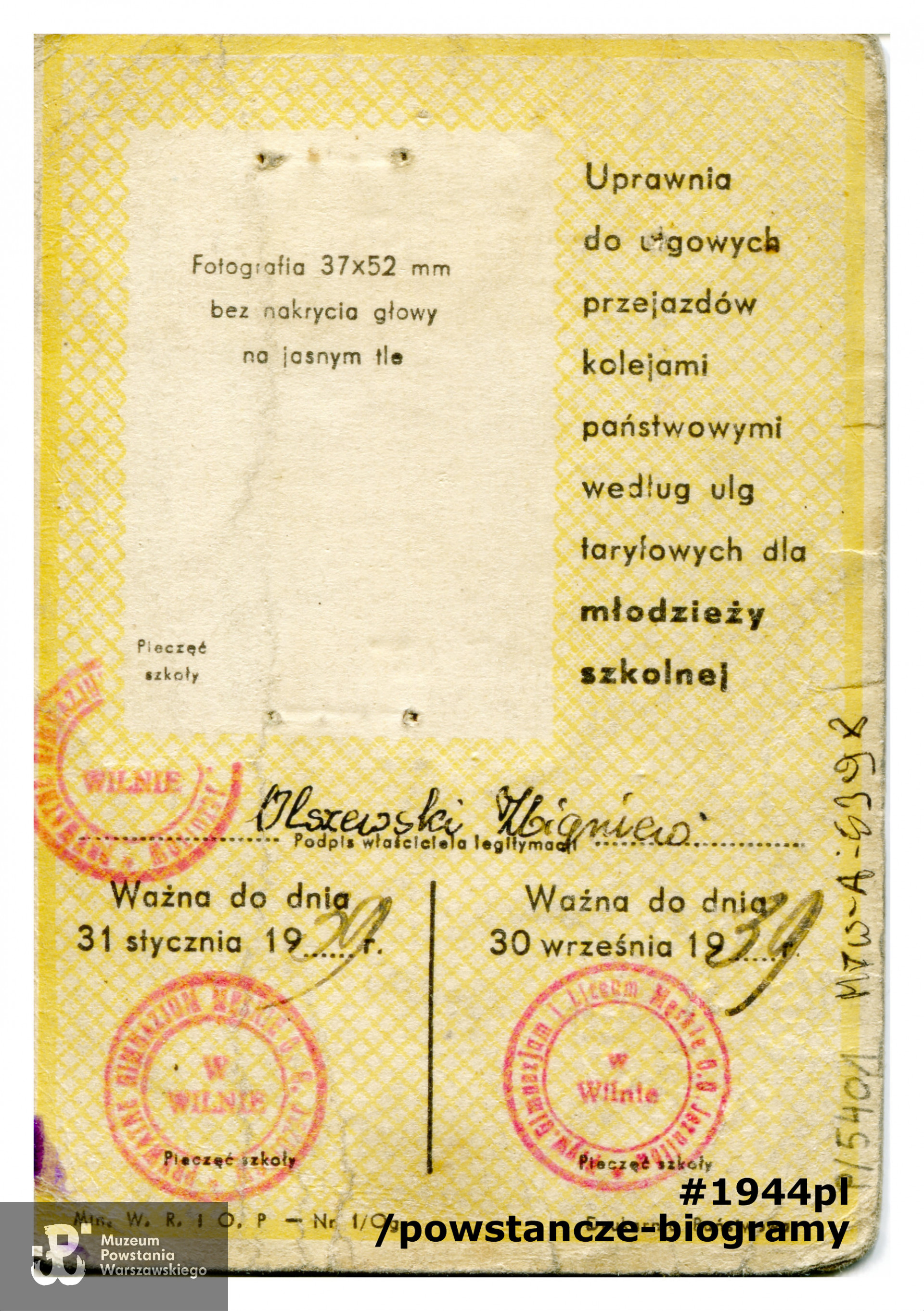 Przedwojenna legitymacja szkolna wystawiona przez Prywatne Gimnazjum Męskie o.o. Jezuitów w Wilnie dla ucznia Zbigniewa Olszewskiego na rok szkolny 1938/39 (w dokumencie brak zdjęcia). Ze zbiorów Muzeum Powstania Warszawskiego, sygn. MPW-A-5398