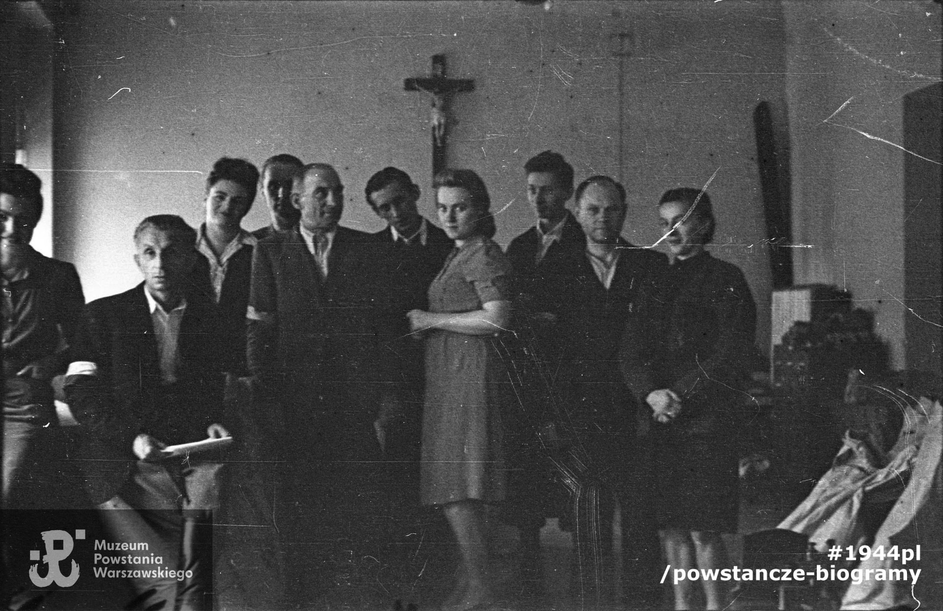 Fotografia z Powstania Warszawskiego autorstwa Mariana Grabskiego "Wyrwy". Fot. ze zbiorów Muzeum Powstania Warszawskiego, sygn. MPW-IN/1149 Mjr.  Zbigniew Jagniątkowski "Lubicz" i  łączniczka "Madzia" widoczni po lewej.