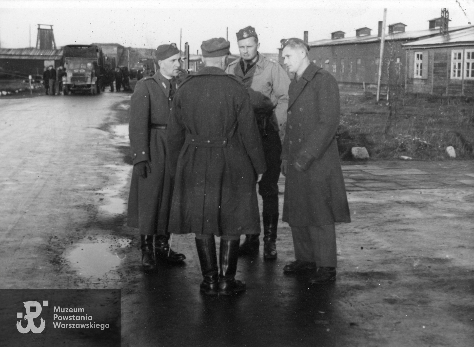 Obóz dla osób powracających z niewoli, koło miasteczka Geesthacht, rok 1945. Anatol Dowgiałło-Chmorowicz stoi pierwszy po prawej. Fot. udostępniła p. Bożenna Dowgiałło (Dowgiałło-Chmorowicz)