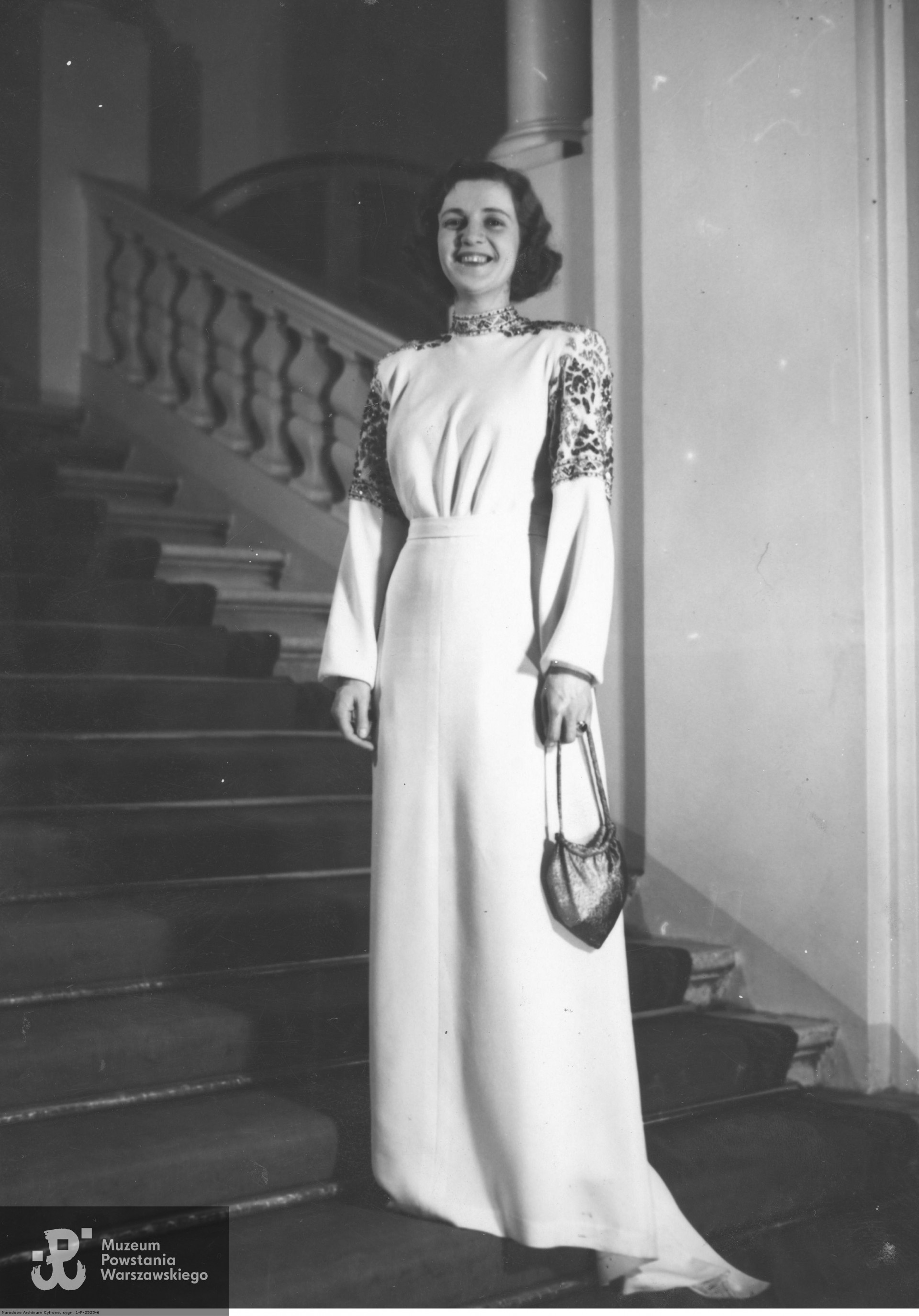 14 stycznia 1939 roku. Bal mody zorganizowany przez Związek Autorów Dramatycznych w Hotelu Europejskim w Warszawie, podczas którego Irena Wasiutyńska wybrana została "II wicekrólową mody". Fotografia pozowana na schodach. Fot. ze zbiorów Narodowego Archiwum Cyfrowego <i> www.audiovis.nac.gov.pl</i> -Koncern Ilustrowany Kurier Codzienny - Archiwum Ilustracji