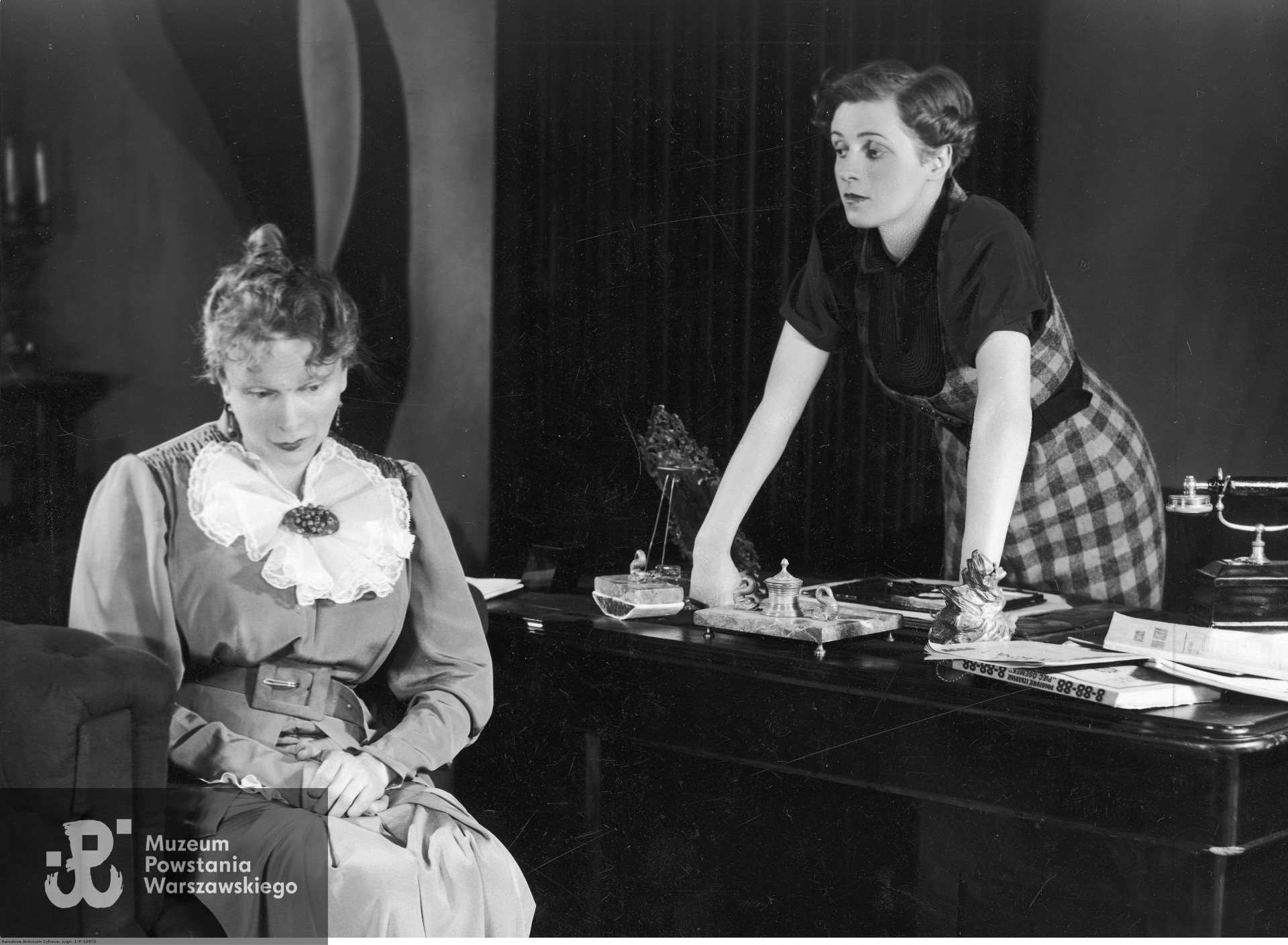 1936 rok - przedstawienie "Ryk byłego lwa" Bruna Winawera w Teatrze Małym w Warszawie. Na zdjęciu Irena Wasiutyńska z  Janiną  Munclingrow.  Fot. ze zbiorów Narodowego Archiwum Cyfrowego <i> www.audiovis.nac.gov.pl</i> - Koncern Ilustrowany Kurier Codzienny - Archiwum Ilustracji