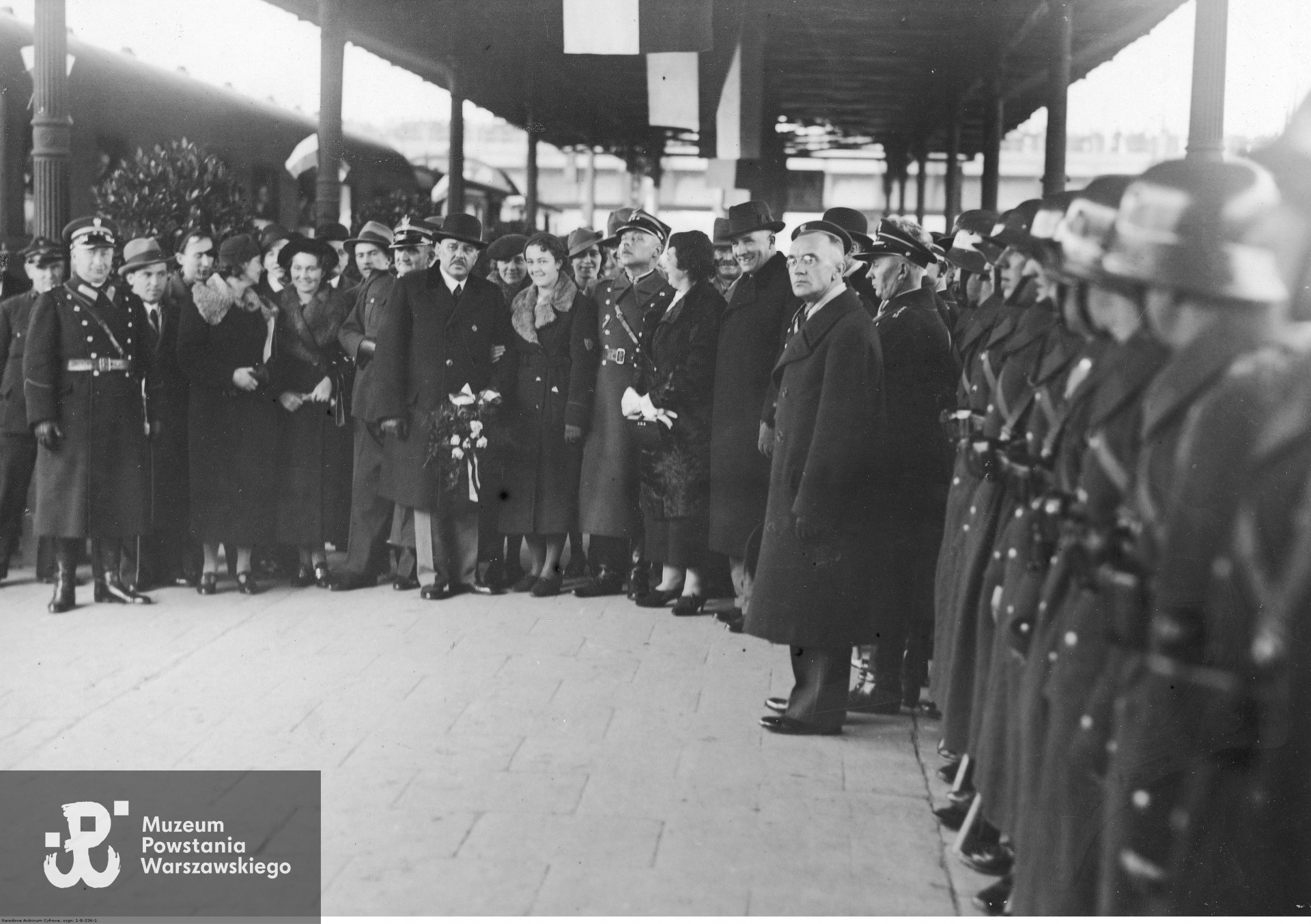 Listopad 1936 roku - wizyta delegacji policji węgierskiej w Poznaniu. Widoczni m.in.: prezydent policji węgierskiej Imre Szutsy, pułkownik Teofil Kucharski, komendant Policji Państwowej w Poznaniu Jan Sawicki. Fot. ze zbiorów Narodowego Archiwum Cyfrowego - Koncern Ilustrowany Kurier Codzienny - Archiwum Ilustracji, www.audiovis.nac.gov.pl
