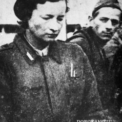 Fotografia wykonana pod koniec września 1944 roku - obóz przejściowy w Pruszkowie (Dulag 121). Na zdjęciu łączniczka WSOP (Wojskowej Służby Ochrony Powstania) Maria Sokolnicka - Uzdowska 