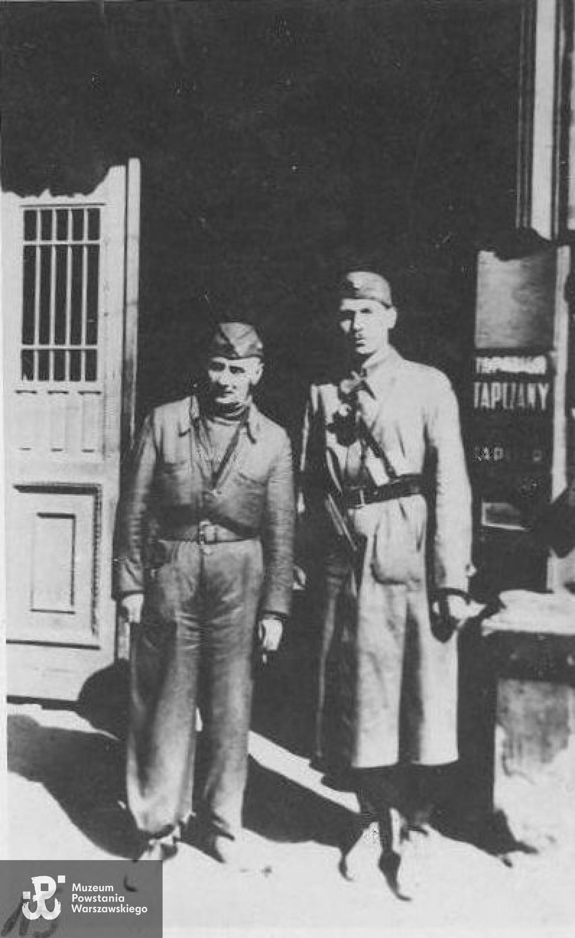Z  majorem Arikiem podczas Powstania  Warszawskiego. Fot. z  materiałów p. Iwony Paciok, udostępnił st. kpt. Paweł Gil z Państwowej Straży Pożarnej w Gdyni