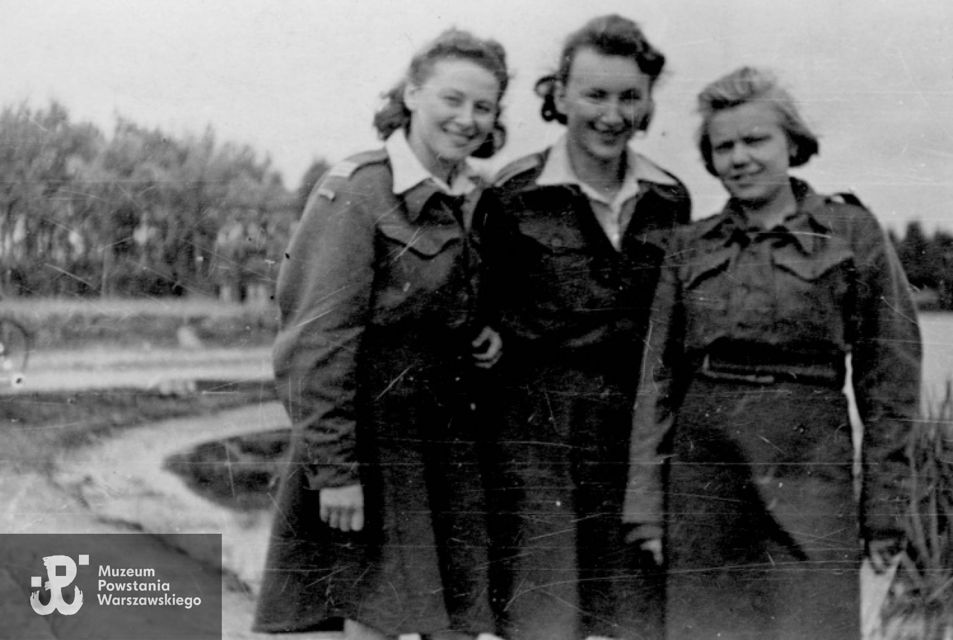 Stalag w Niederlangen - od lewej stoją: Regina Fern "Ziutek" (vel Józefa Nałęcz), Irena Płoska "Joanna Wrzeciono", Maria Sulimirska "Myszka Biała"