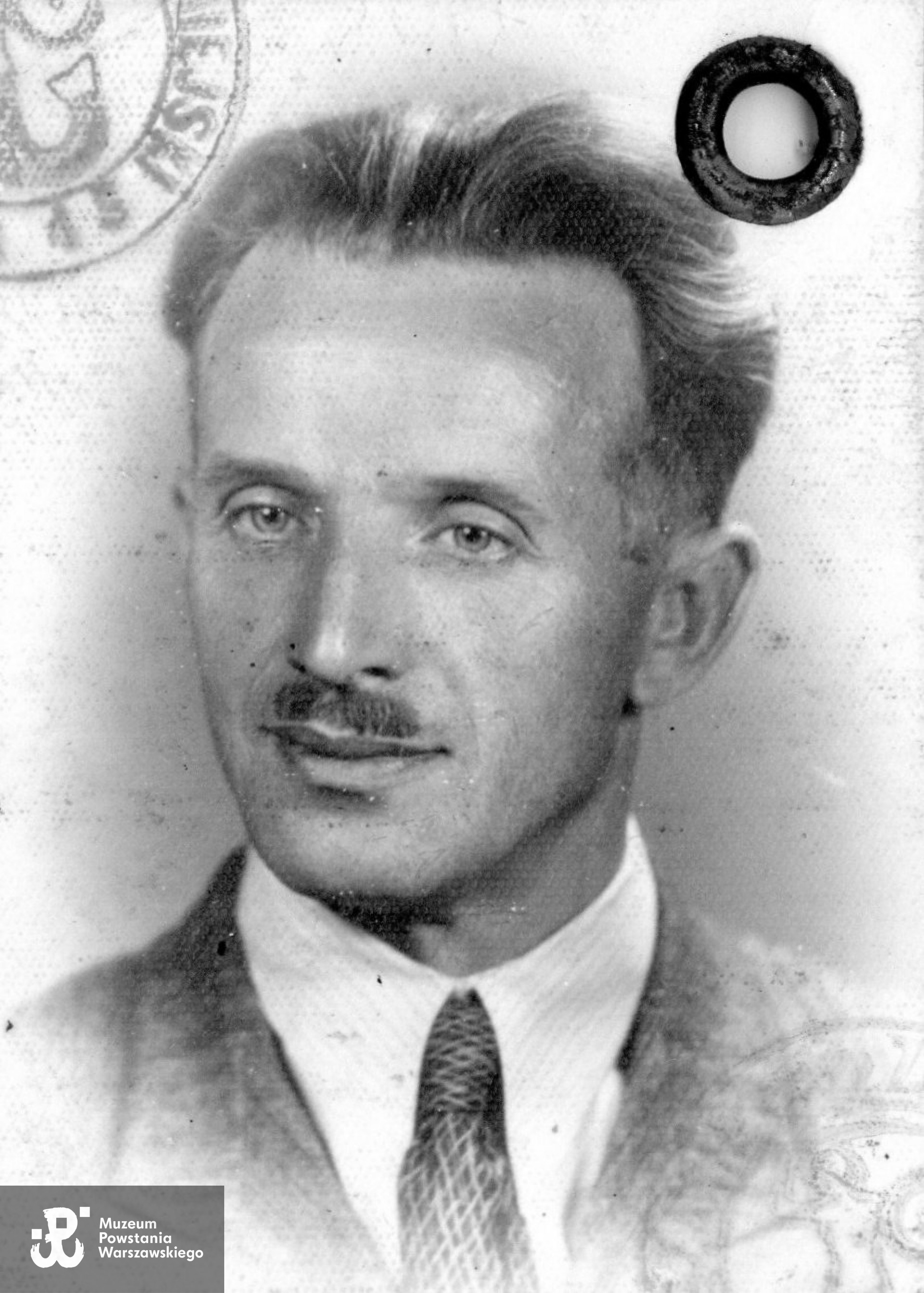 por. Stefan Czyżewski "Kajtek" (1901-1944). Fotografia portertowa z dokumentów okupacyjnych. Ze zbiorów rodzinnych, udostępniła p. Kinga Rusin, wnuczka Powstańca