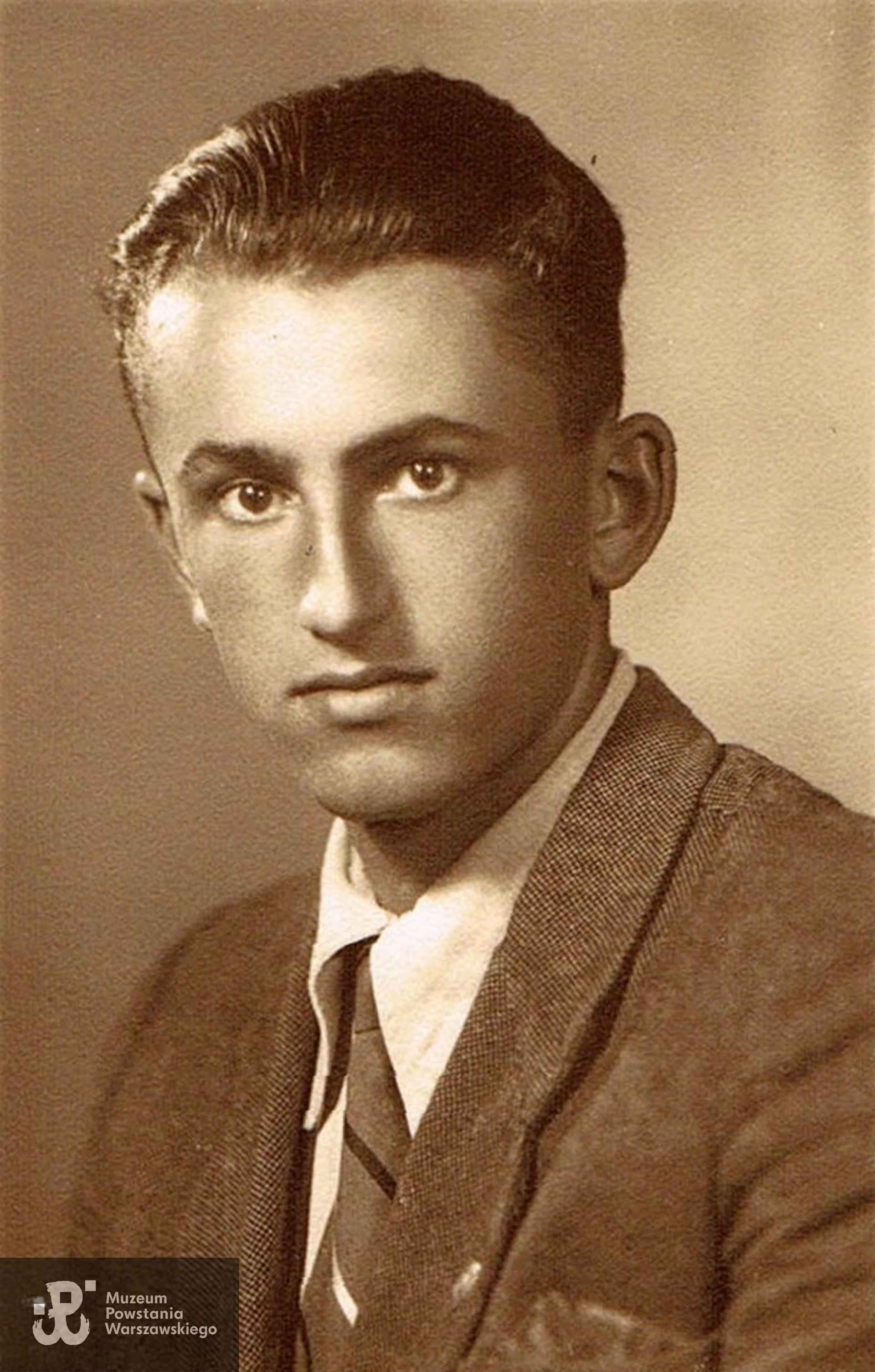  st. strzelec Zbigniew Rzeźnicki "Zbych" (1928-2006) - fotografia powojenna wykonana w Kutnie w 1947 roku. Ze zbiorów rodzinnych, skan nadesłał p. Jarosław Rzeźnicki, syn Powstańca