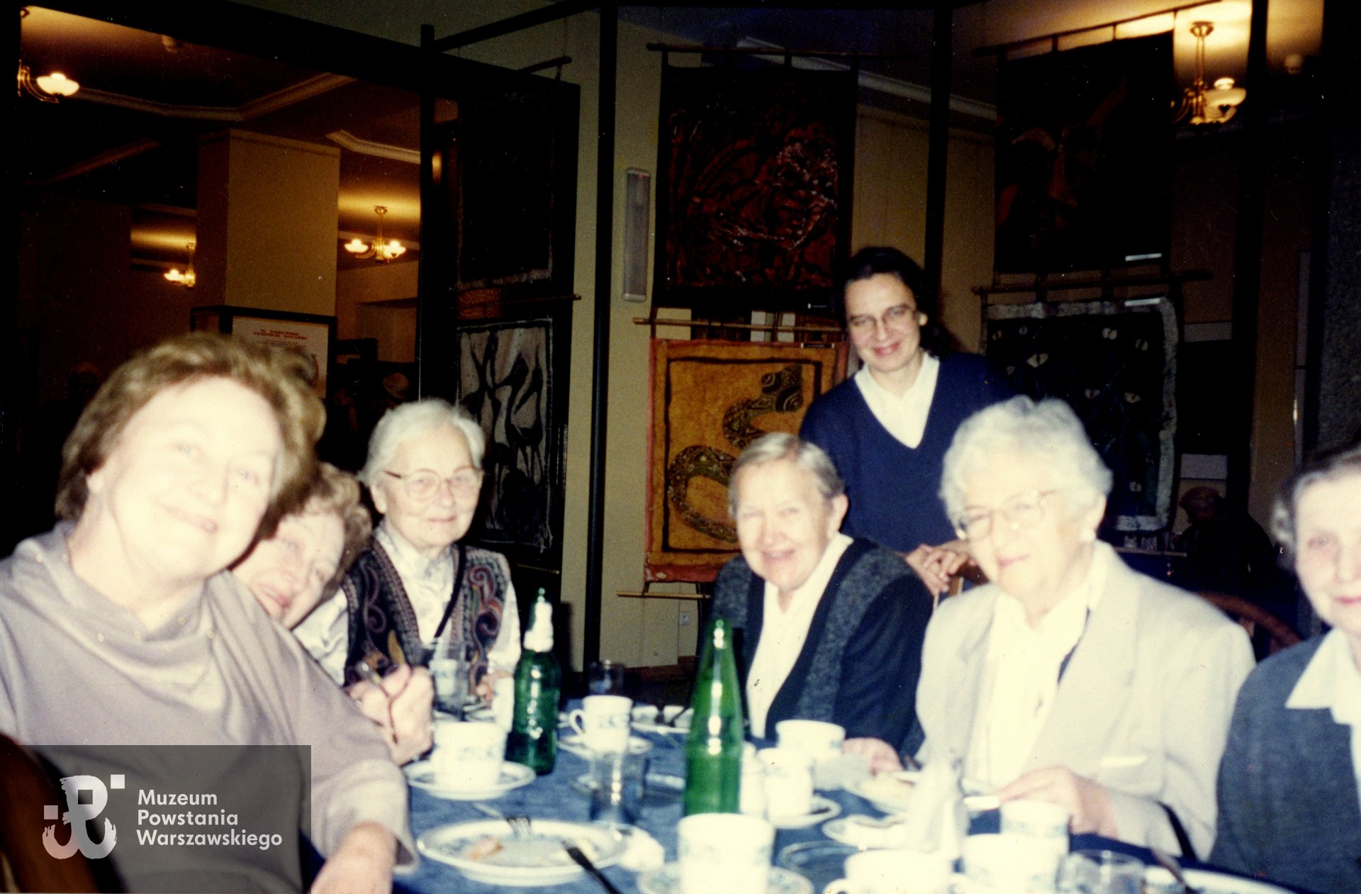 Zjazd Kombatantek Armii Krajowej organizowany przez gen. Elżbietę Zawacką, Toruń, 16.11.1996. W głębi stołu widoczne: Józefa Marciniak (z lewej) i Gen. Elżbieta Zawacka ps. Zo. Fot. ze zbiorów prywatnych p. Józefy Marciniak ps. Kropka. Skany wykonano w Muzeum Powstania Warszawskiego, 04/2024.