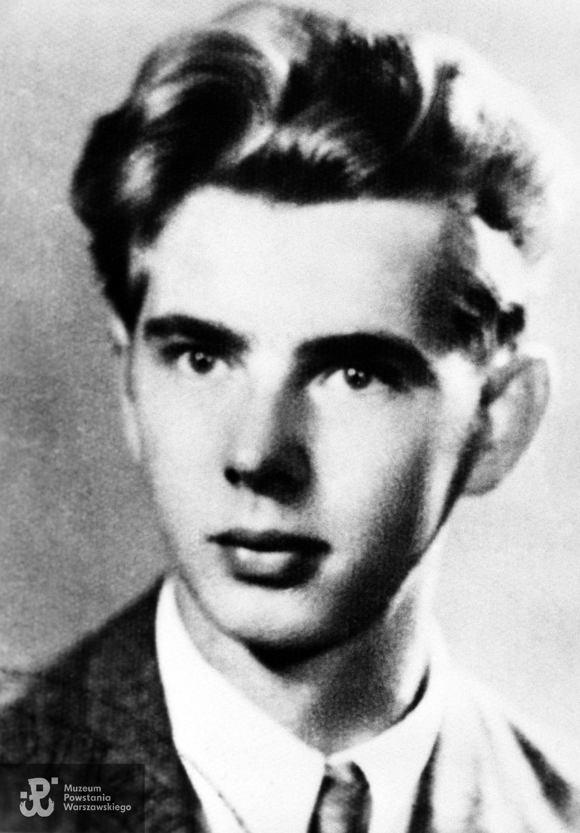 Ryszard Rusiniak "Burza". Fot. ze zbiorów Muzeum Powstania Warszawskiego, zbiór WIEPW. Ujęcie tożsame w zbiorach rodzinnych, skany udostępniła p. Katarzyna Mrozek i p. Sebastian Kasprzak