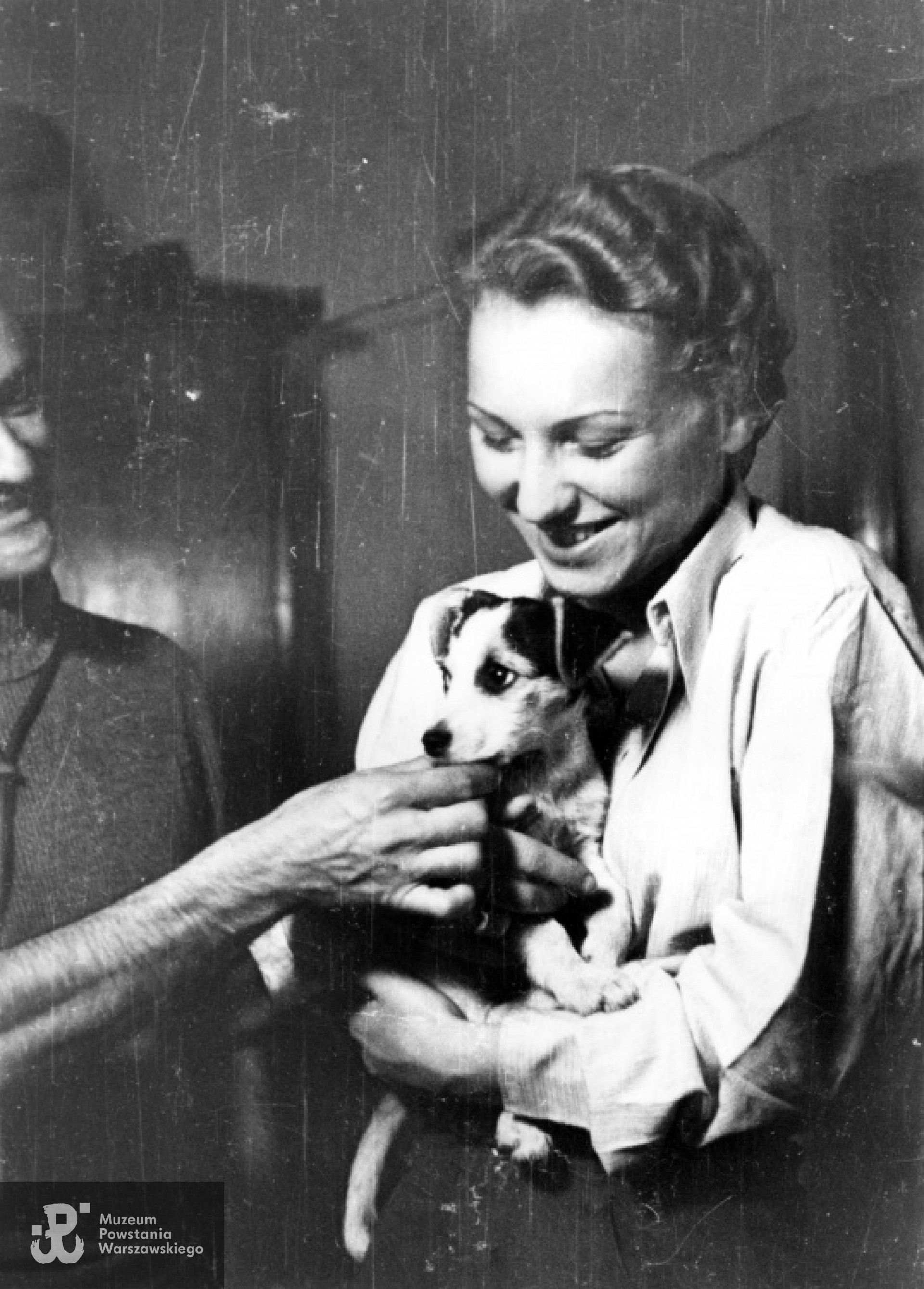 Plut. Hanna Pruszkowska "Baśka" z psem Kropką. Fot. Eugeniusz Lokajski, zbiory MPW, sygn. MPW-IN/208