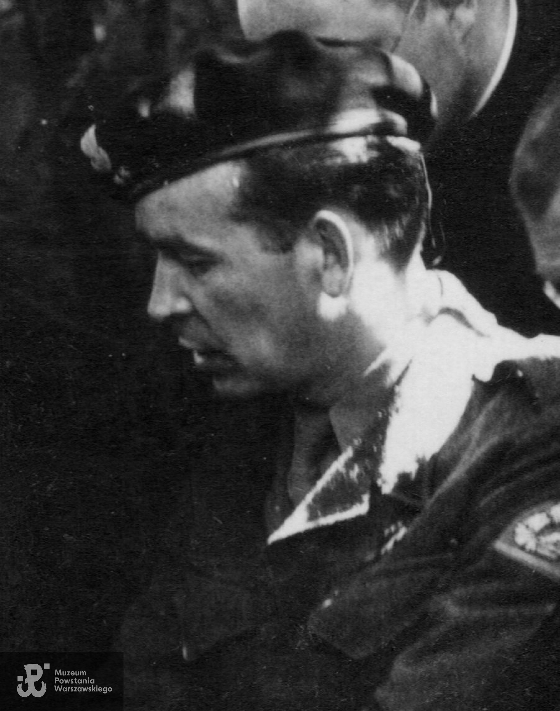 Por. Edward Garło w Niepokalanowie, 3 lipca 1946 roku. Fot. (powiększony fragment szerszego ujęcia) ze zbiorów Archiwum Klasztoru Niepokalanów, fot. Tadeusz Rydzy (br. Ezechiel).