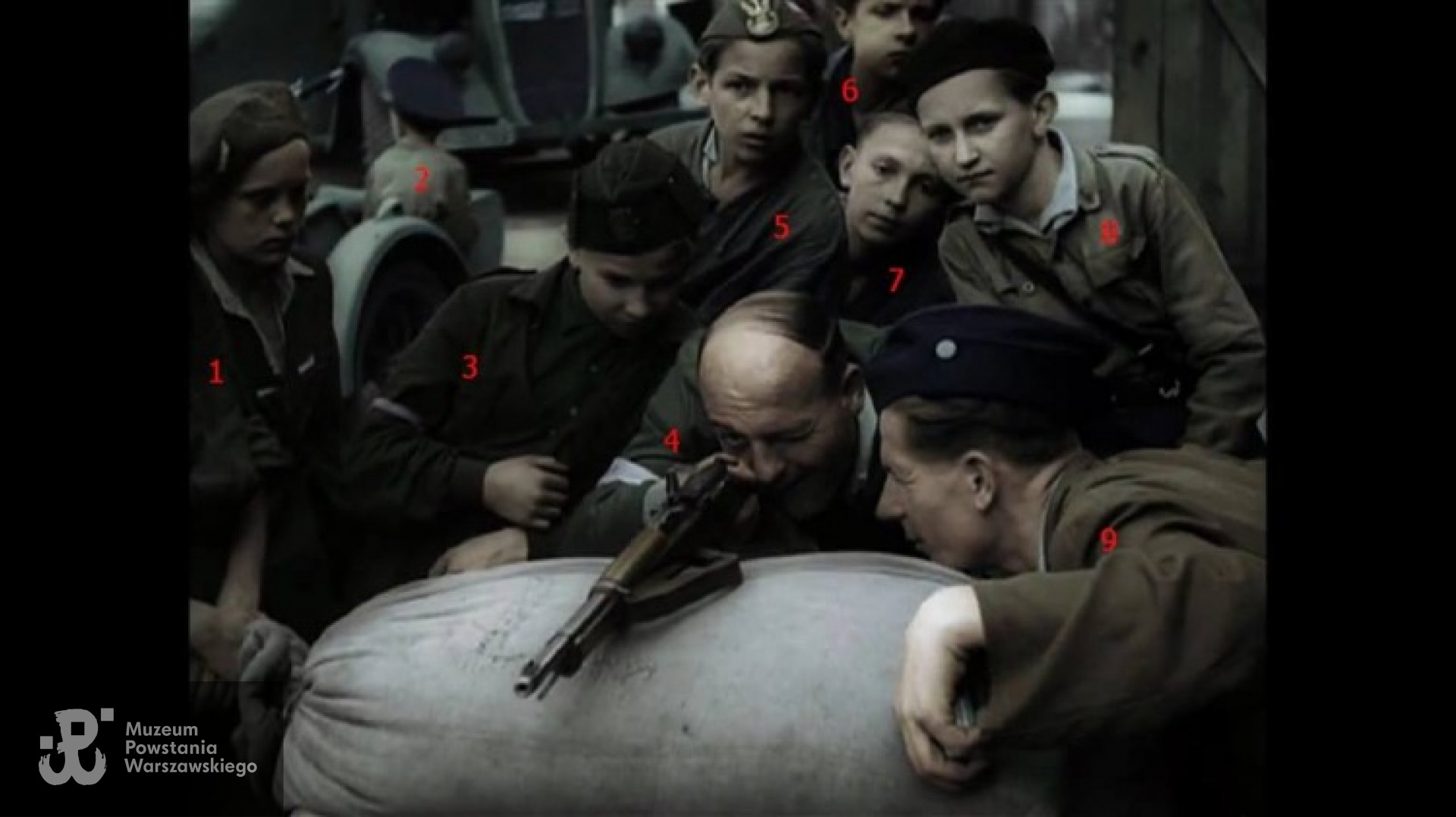 Kadr filmu "Powstanie Warszawskie". Dzięki akcji „Rozpoznaj" Muzeum Powstania Warszawskiego udało się ustalić tożsamość kolejnych anonimowych bohaterów uwiecznionych na filmowych kliszach -  Nr 5  to Marian Marciniuk „Orlik” (1932 – 2005), nr 6 to Aleksander Zubek, nr 8-prawdopodobnie Jerzy Szymanowski Korwin ps. "Blady".