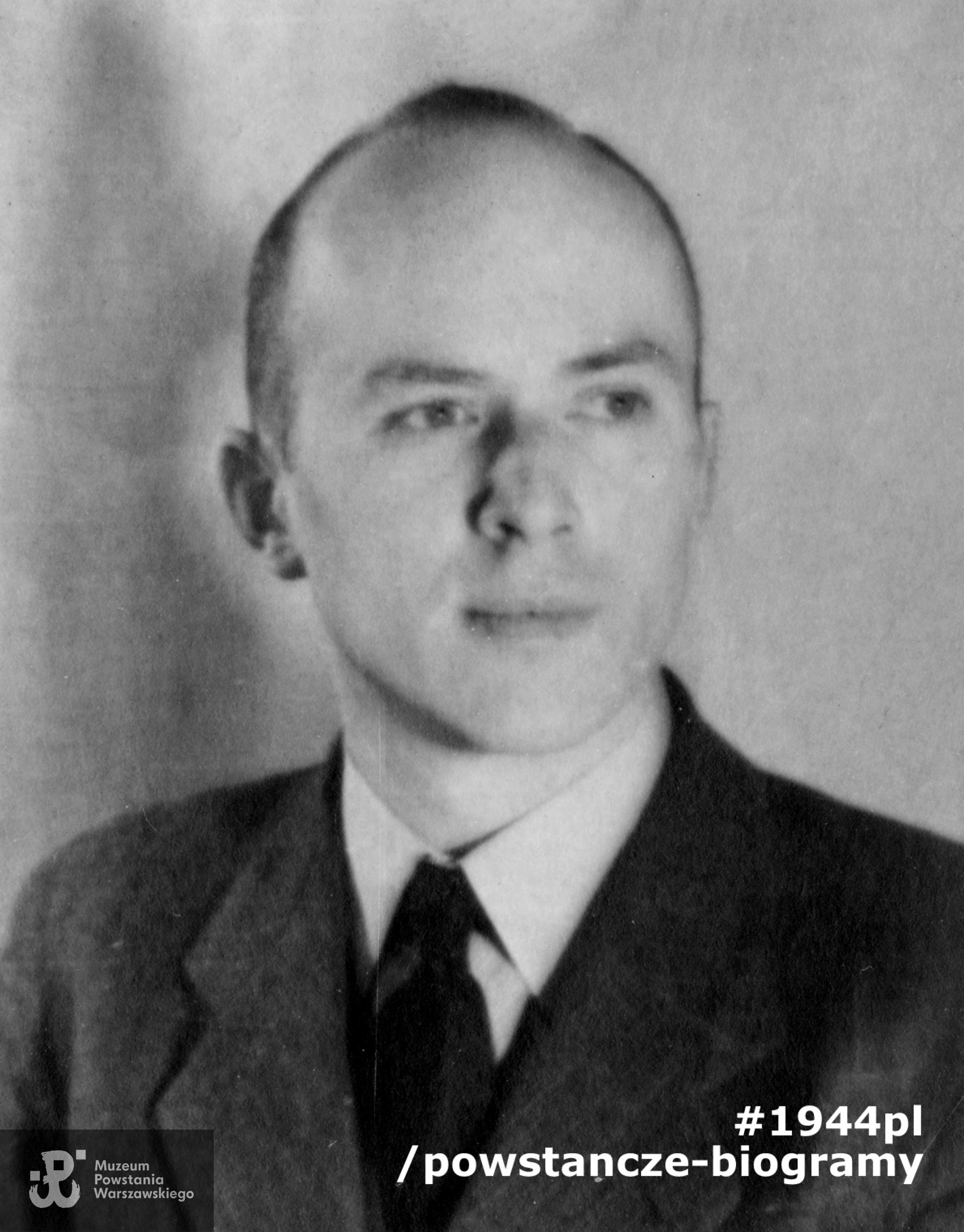 Jan Nowak Jeziorański. Fotografia portretowa wykonana po przybyciu do Londynu, 1943.  Fot. ze zbiorów Muzeum Powstania Warszawskiego, sygn.  MPW-IS/769