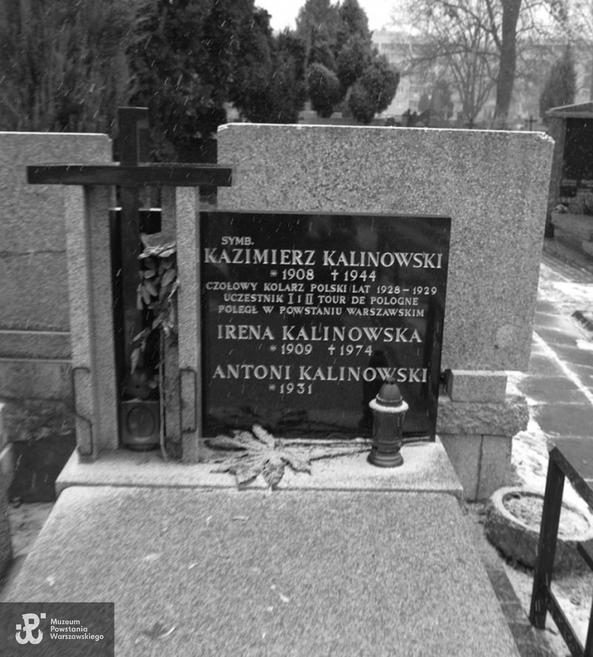 Cmentarz Wawrzyszewski w Warszawie - mogiła symboliczna Kazimierza Pawła Kalinowskiego. Fot. Mateusz Opasiński , źródło<i> Wikipedia</i>