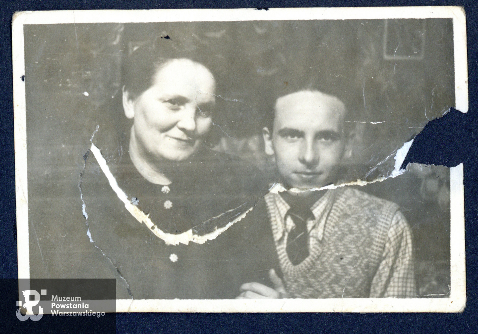 Ostatnie zdjęcie z matką, Janiną Kwiatkowską z d. Szafraniec. Zdjęcie wykonanie przed Powstaniem Warszawskim w 1944 roku, w mieszkaniu pp. Kwiatkowskich przy ul. Raszyńskiej 8. Z prawej Edward Kwiatkowski „Edek”, „Czarny". Fot. ze zbiorów rodzinnych,  udostępniły  p. Dorota Zbiegniewska-Lech i p. Anna Zbiegniewska-Lis, siostrzenice Powstańca. Skany wykonano w Muzeum Powstania Warszawskiego w lutym 2024 r. 