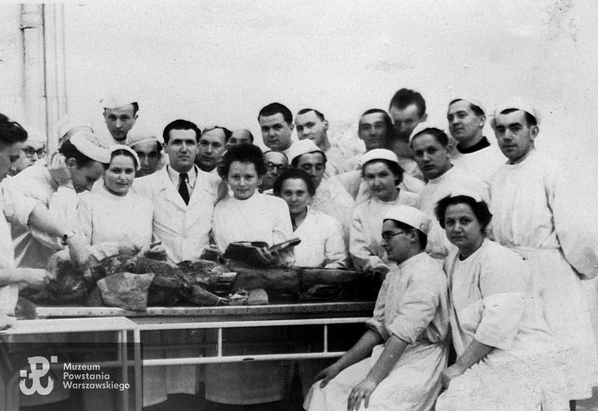 Ćwiczenia w Zakładzie Anatomii Prawidłowej Człowieka Akademii Medycznej w Białymstoku, prof.T. Dzierżykray-Rogalski w otoczeniu studentów, rok akademicki 1950/1951. Ze zbiorów Muzeum Historii Medycyny i Farmacji UMB