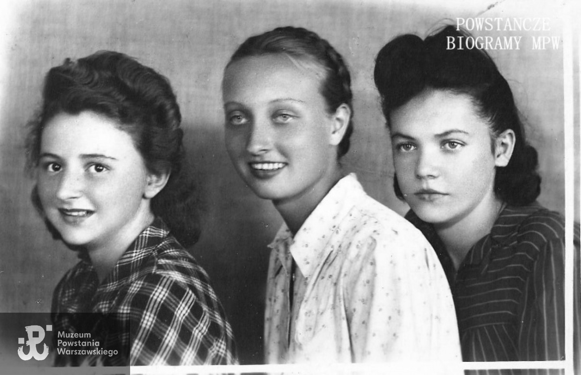 Zdjęcie prawdopodobnie z okresu matury we Włocławku w maju 1946 r. Pierwsza z lewej Maria Jadwiga Łodzińska. Fot. z  archiwum rodzinnego Witolda Smoleńskiego