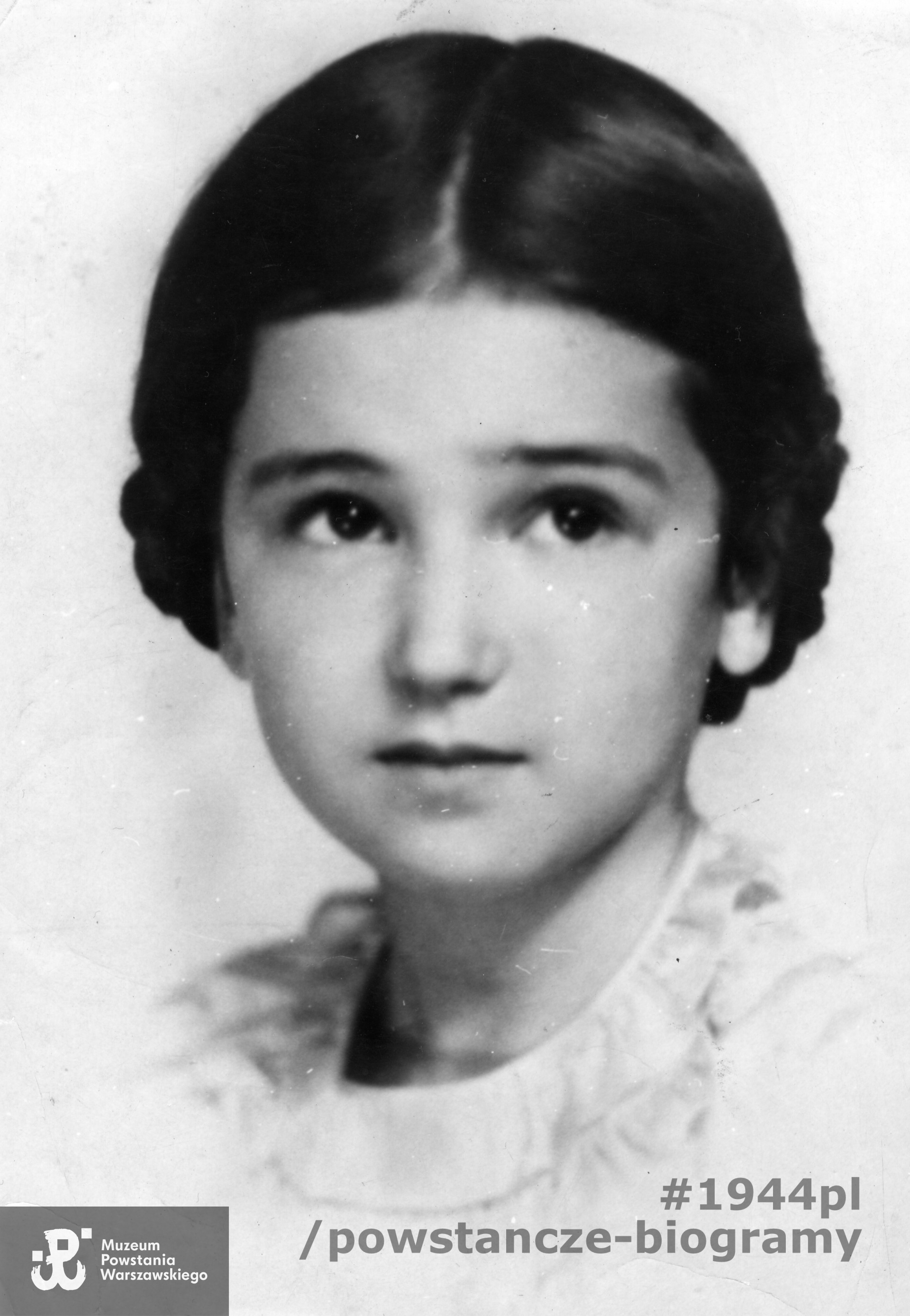  Teresa Bogusławska (1929-1945). Fotografia portretowa ze zbiorów Muzeum Powstania Warszawskiego, sygn. MPW-IK-3229, zbiór Stanisława Kopfa