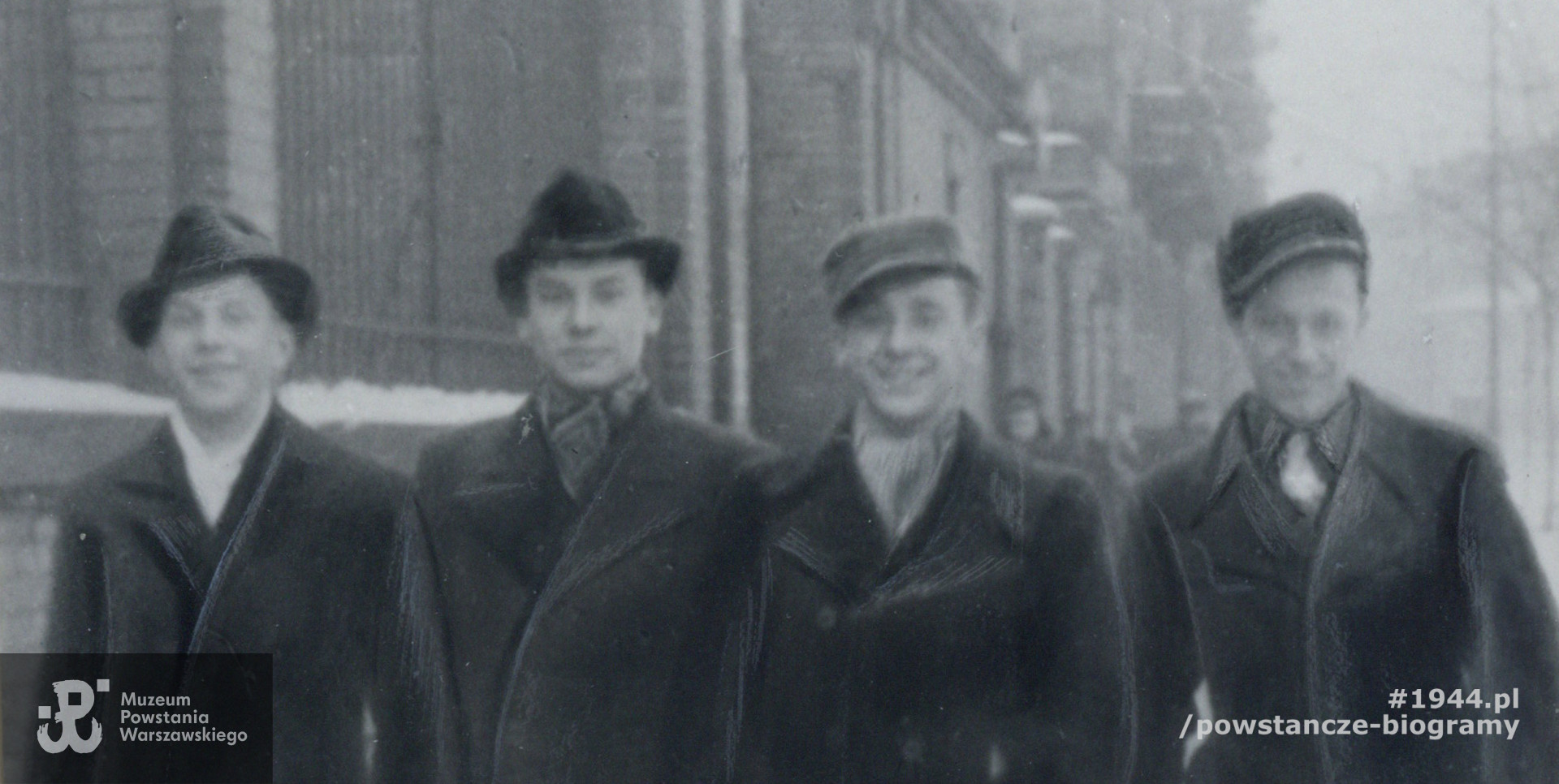 Powiększony fragment poprzedniego zdjęcia: od lewej:  Stefan Malinowski „Dragon”, Jerzy Szymczak „Douglas”,  Zygmunt Zabłocki  „Dyzio" oraz Bohdan Wierzbicki "Diabeł". Fotografia wykonana w 1943 r. Ze zbiorów  Jana Rockiego