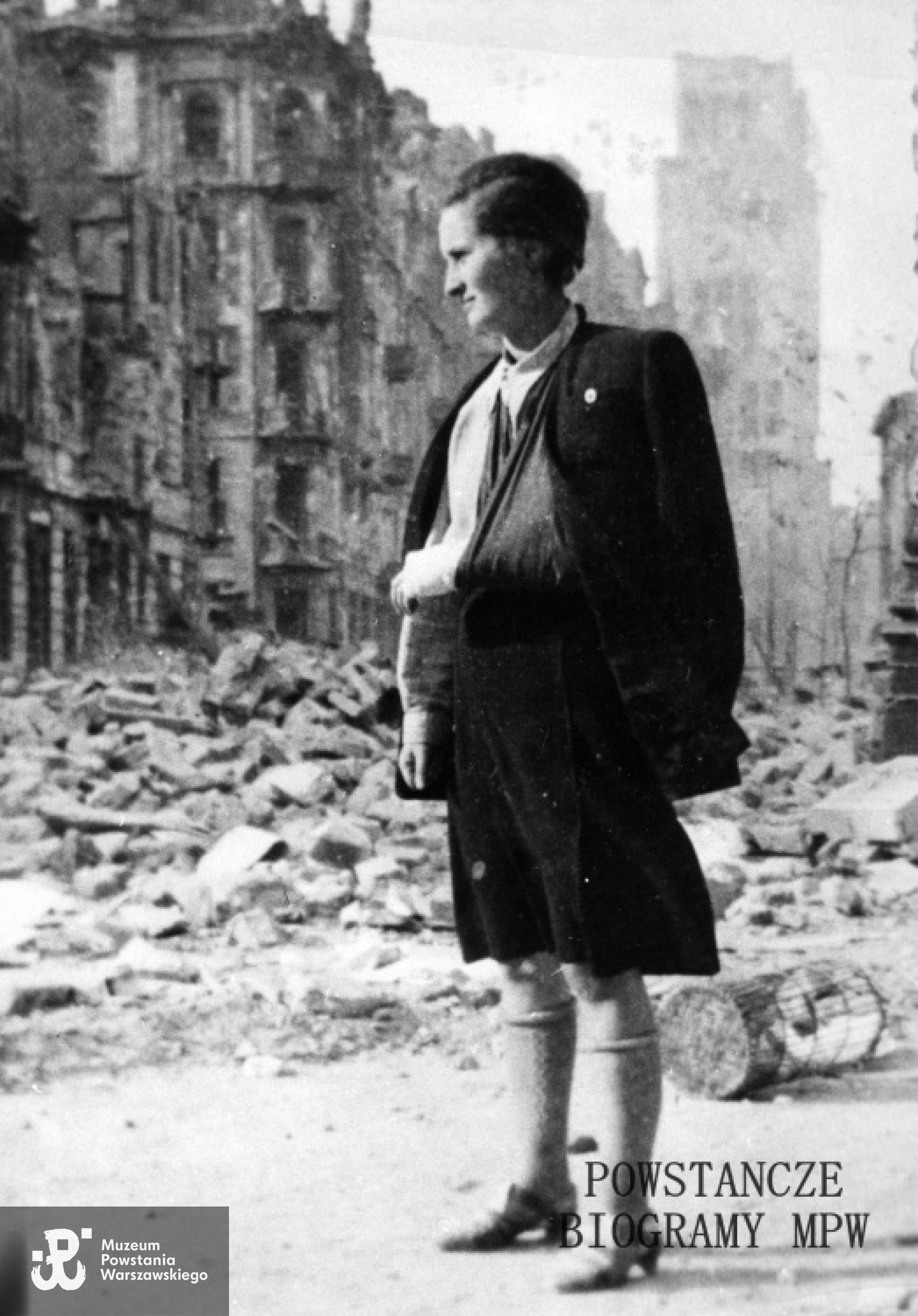 Śródmieście Północ. ul. Szpitalna widok w kierunku pl. Napoleona. Fotografia wykonana 1 lub 2.10.1944 roku. Sanitariuszka Barbara Szczepińska, po mężu Zowczak ps.  "Lidia" (1925-2012). Autorem zdjęcia jest kpr. pchor. Zbigniew Zowczak "Karo". Fot. ze zbiorów Muzeum Powstania Warszawskiego, sygn. MPW-IP/2134