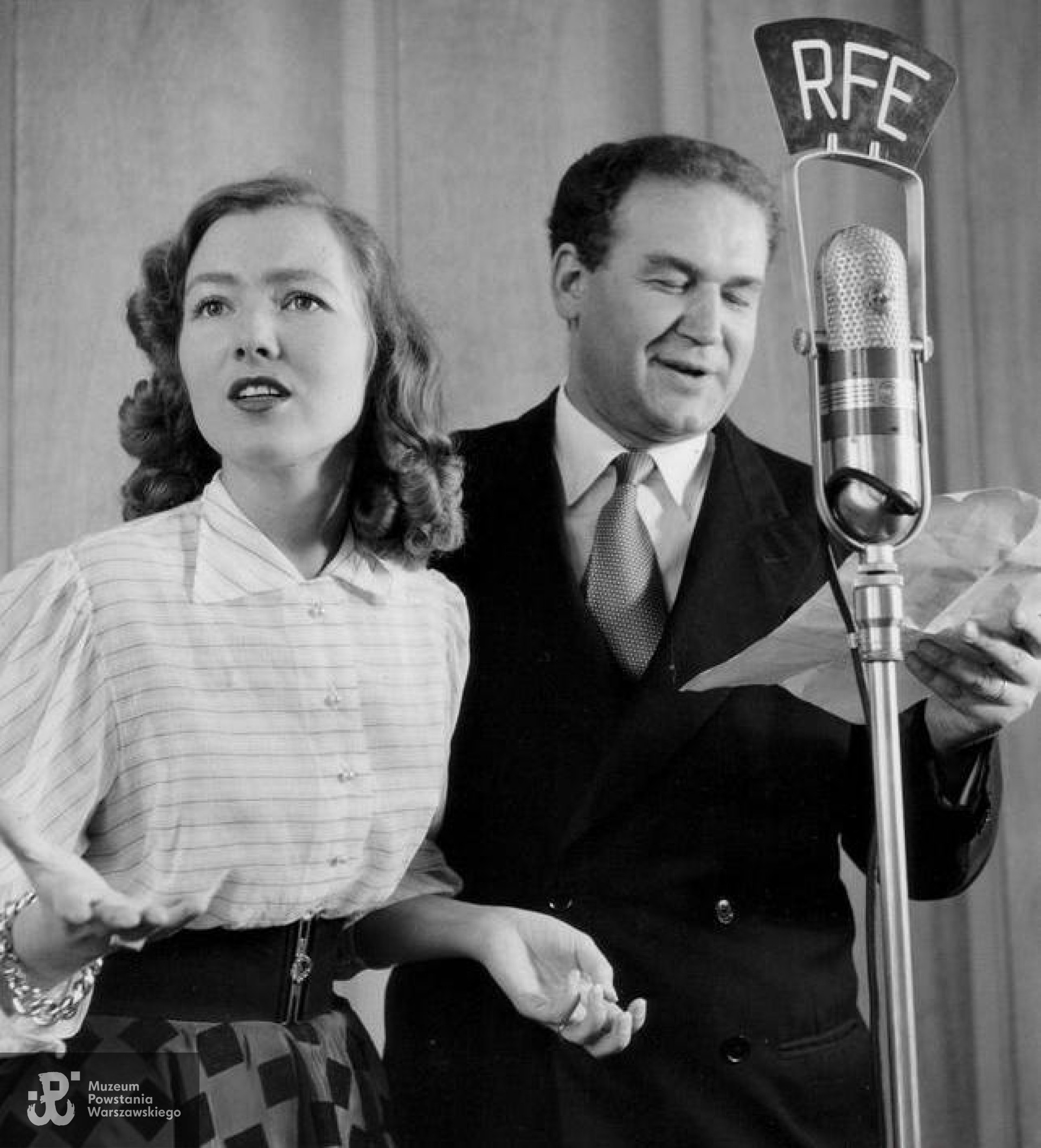 "Podwieczorek przy mikrofonie". Janina Katelbach-Starzyńska i Jan Markowski.  Zdjęcie NAC sygn. 36-182