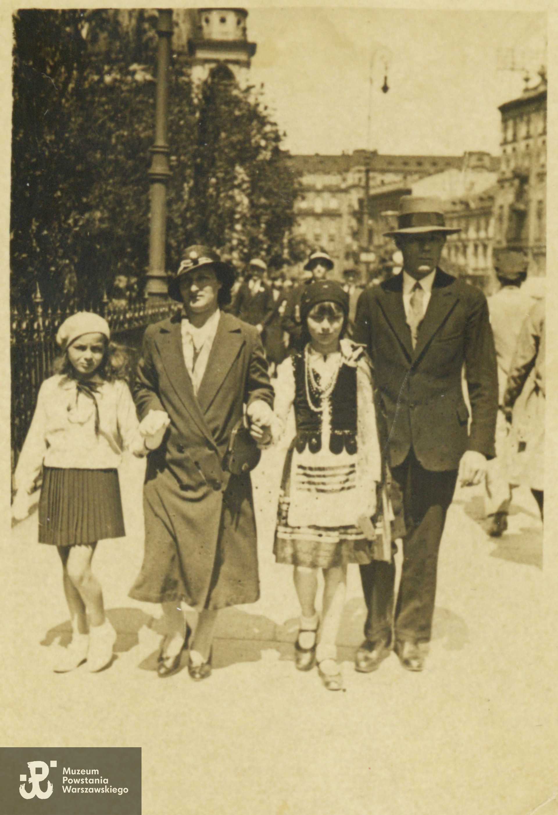 Paweł i Zofia Jeziorkowie z córkami Marią  i Wandą. Fot. ze zbiorów  rodzinnych p. Wandy Jeziorek -  Zniewierowskiej, udostępniła córka, p. Anna Zniewierowska - Chruściel.