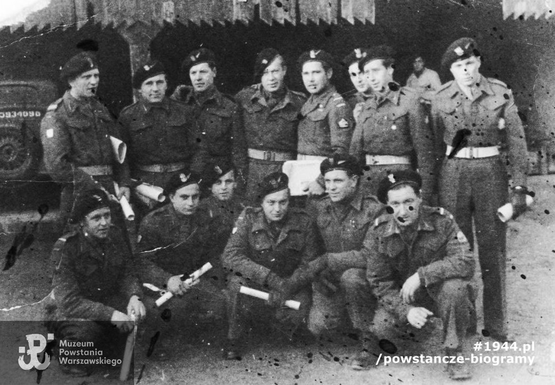 Fot. udostępniła p. Magdalena Jackiewicz z domu Kowalewska. Wg rozpoznania wnuczki Kazimierz Kowalewski stoi w pierwszym rzędzie pierwszy z prawej strony. Uwaga! identyfikacja dokonana wyłącznie przez rodzinę.