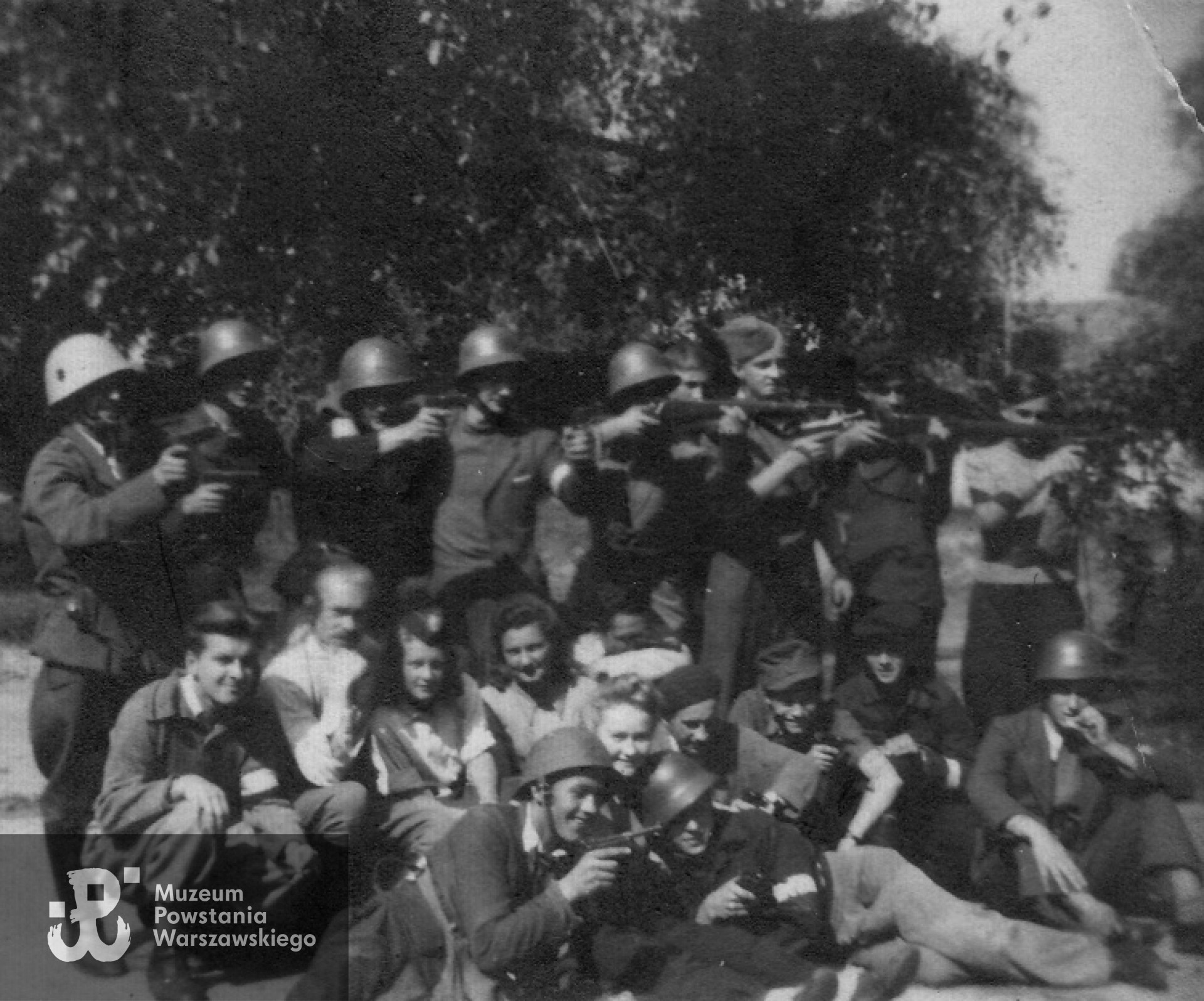 Powstanie Warszawskie - Jan Wojtyra siedzi po prawej - w hełmie z papierosem