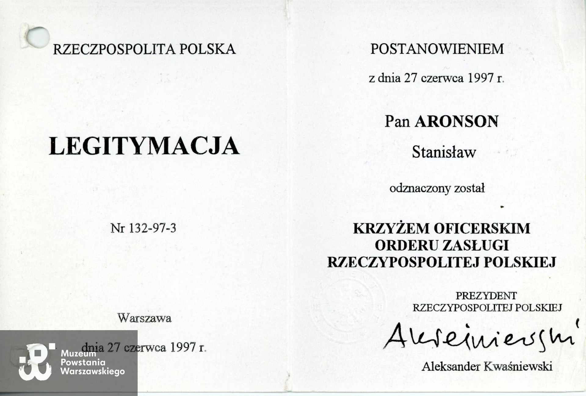 Legitymacja Krzyża Oficerskiego Orderu Zasługi Rzeczypospolitej Polskiej, nadanego Stanisławowi Aronsonowi. Zbiory Muzeum Powstania Warszawskiego; sygn. MPW-A-10001.