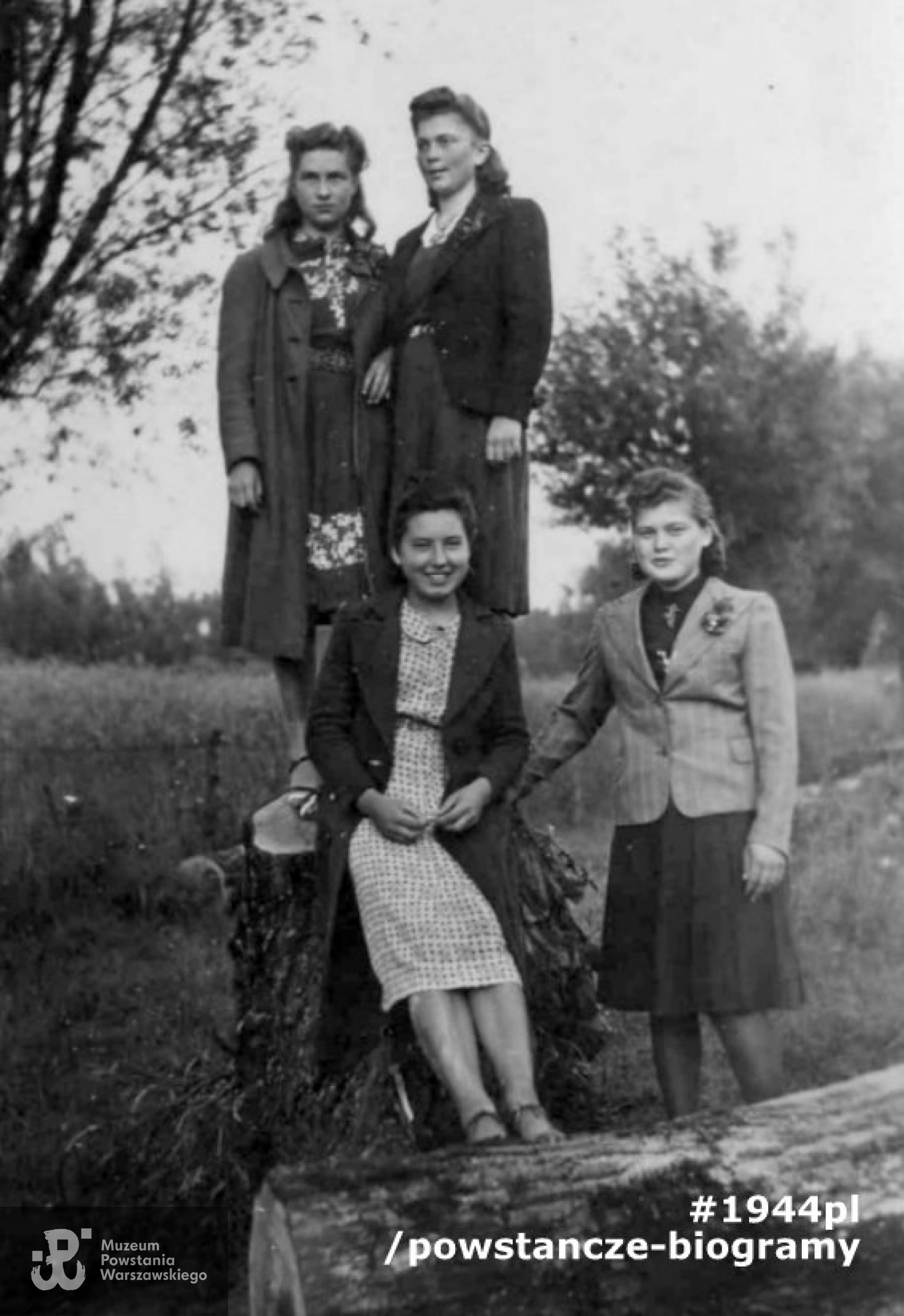 Fotografia z okresu okupacji - Marta Kabulska "Nadzieja" widoczna w środku (przysiadła na pniu), nad nią stoi należąca do tej samej konspiracyjnej "piątki" Marianna Bączkowska, po wojnie Deczewska ps. Wichura, prywatnie kuzynka Marty (u góry, pierwsza z lewej  strony). Fot. ze zbiorów Marianny Deczewskiej z d. Bączkowskiej ps. Wichura