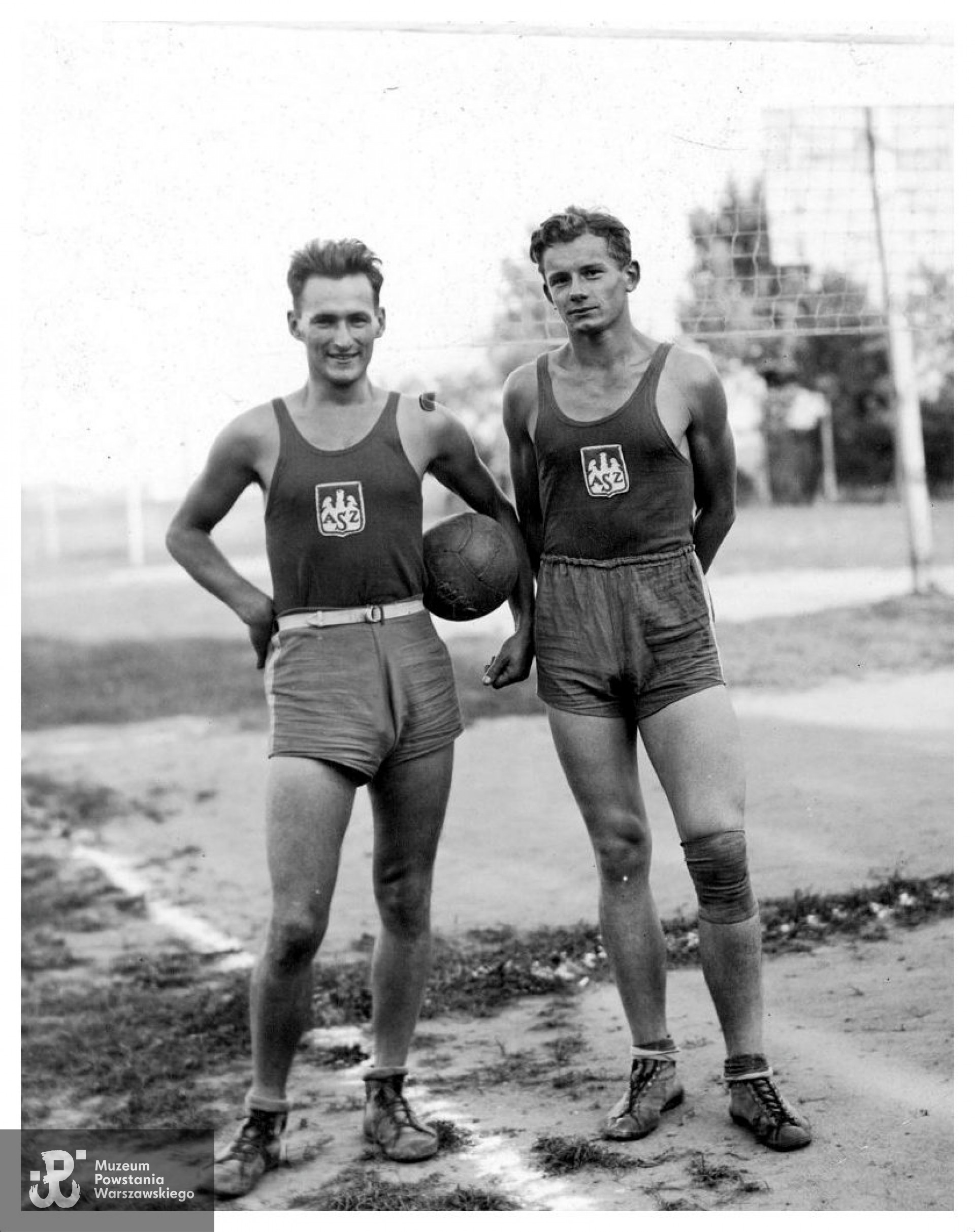 Romuald Wirszyłło (z lewej) i Kazimierz Wejchert – siatkarze AZS Warszawa, 1932 r. Fot. Narodowe Archiwum Cyfrowe