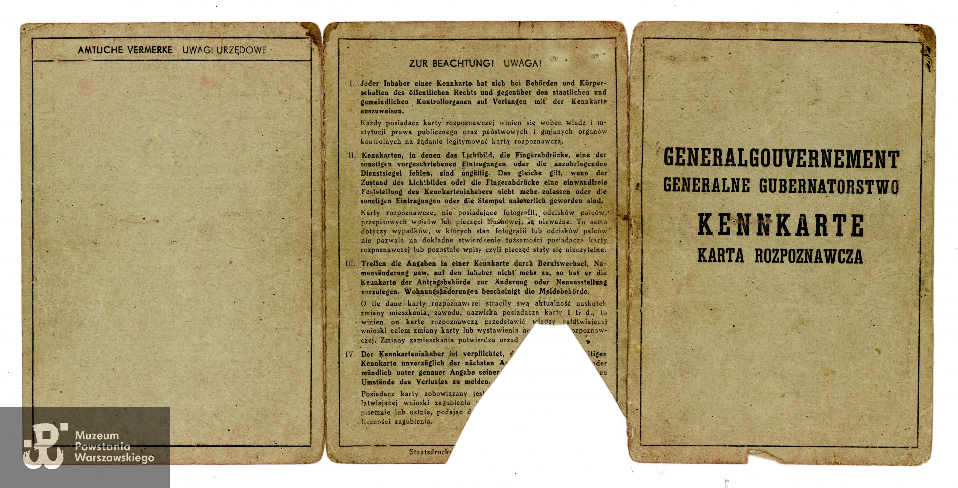  Należąca do Pawła Ołdaka kenkarta (niem. Kennkarte, karta rozpoznawcza) – dokument tożsamości wydawany obligatoryjnie przez okupacyjne władze niemieckie. Ze zbiorów rodzinnych p.  Joanny Węgrzynek z domu Ołdak, córki Powstańca. Skany wykonano w Muzeum Powstania Warszawskiego, 05/2023.