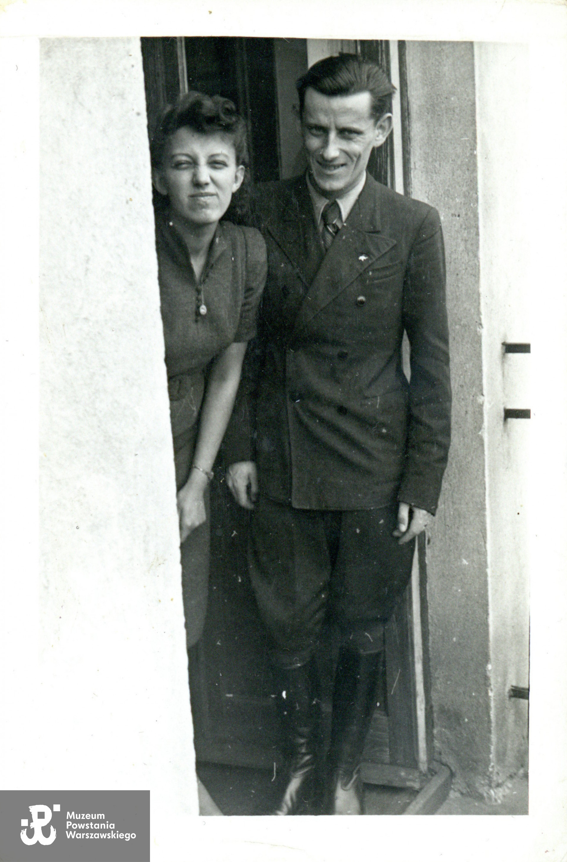 Anna Traczówna i Zbigniew Jelonek "Ketling" w drzwiach balkonowych mieszkania pp Traczów przy ul. Łukowskiej 28 m. 7 na Grochowie. Fot. ze zbiorów rodzinnych p. Romana Jelonka 