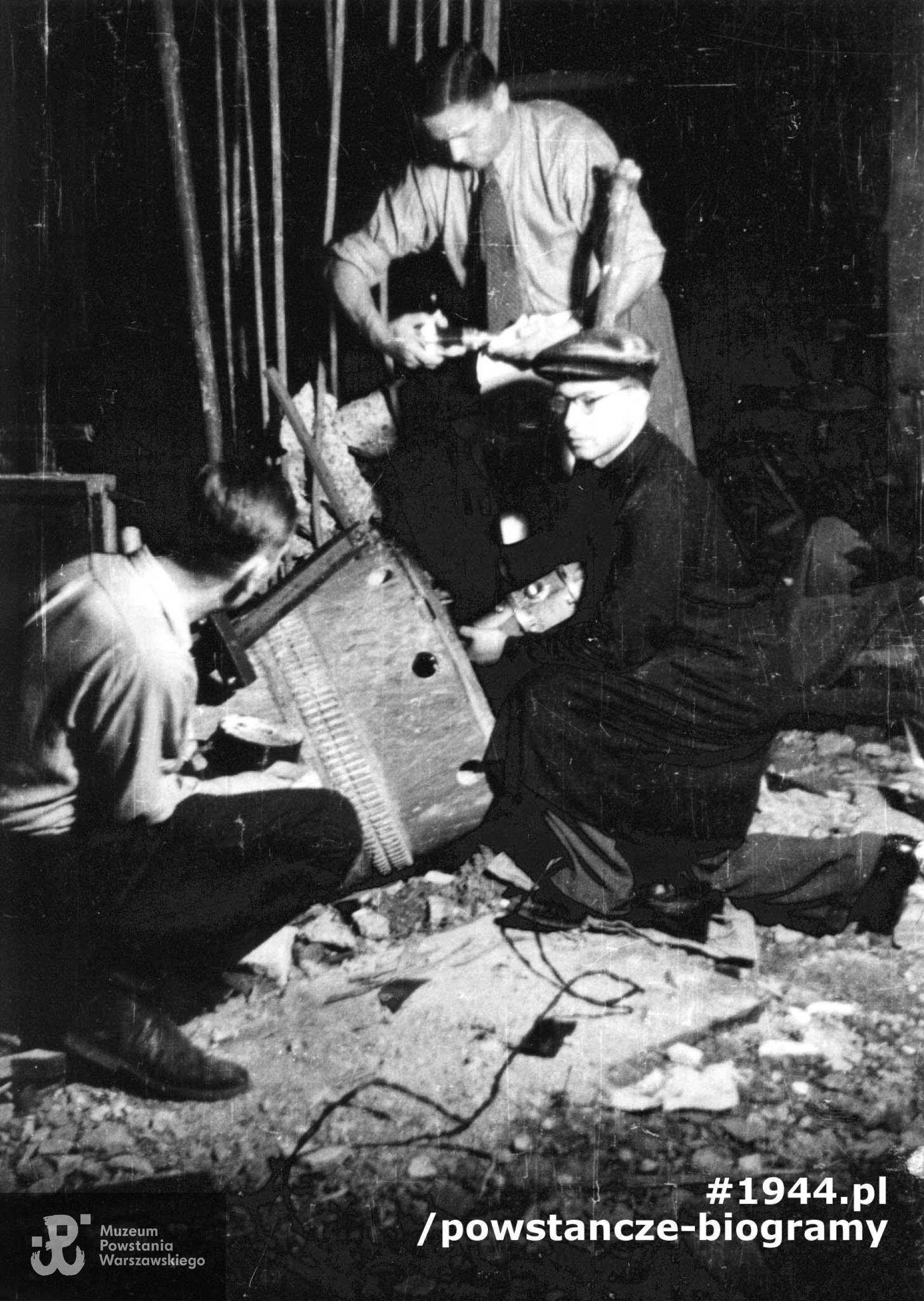  Od lewej: st. sierż. Józef Gorzkowski "Szczepcio", sierż. pchor.  Tadeusz Fabjanowicz "Fabian", ppor. Stanisław Dutkiewicz "Pillert". Fotografia  autorstwa Eugeniusza Lokajskiego „Broka”, zbiory Fototeki  MPW, sygn.  MPW-IN/379.  Prawa autorskie: MPW