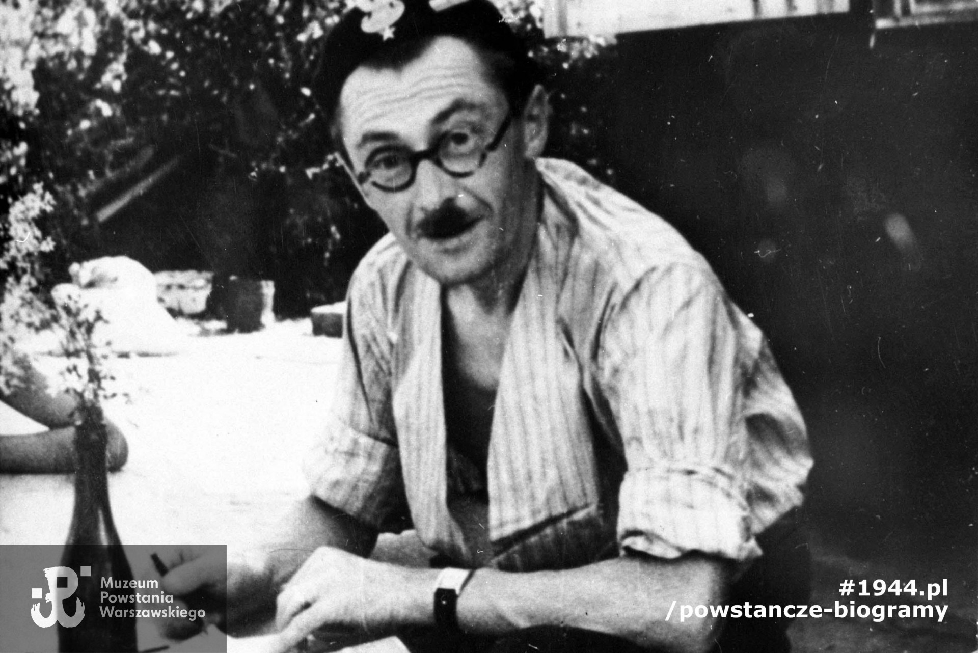 Zdjęcie filmowe z Powstania Warszawskiego. Mokotów. Ppor. Józef Grzebski "Wiktorowski", oficer ordynansowy, zastępca dowódcy dywizjonu "Jeleń". Fot. ze zbiorów Muzeum Powstania Warszawskiego, sygn. MPW-IH/1156