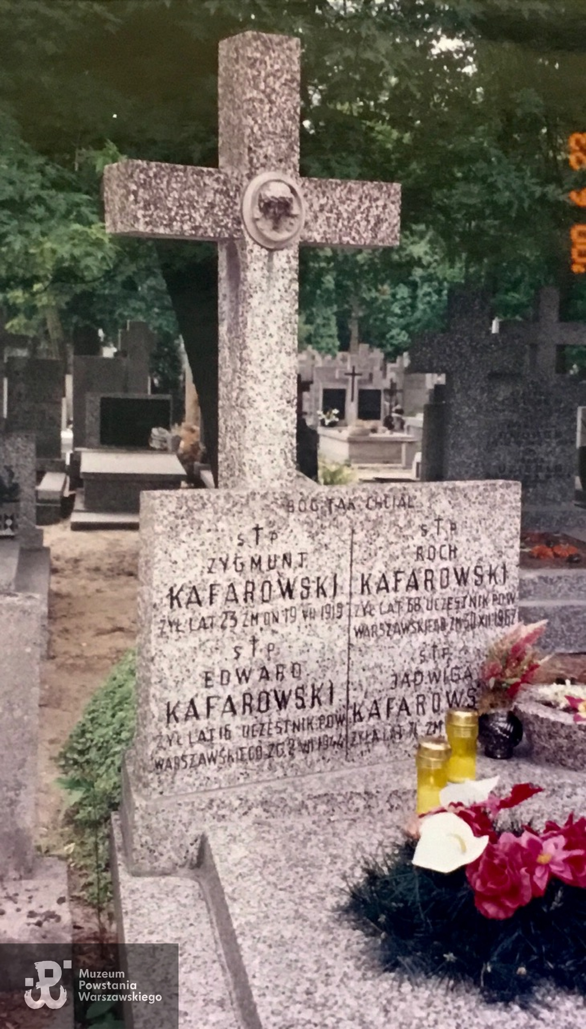 Cmentarz Bródnowski w Warszawie, kwatera 64 A, rząd 6, grób 29, miejsce pochowania  Jadwigi i Rocha Kafarowskich i ich syna Edwarda. Fot. udostępniła p. Joanna Kafarowski