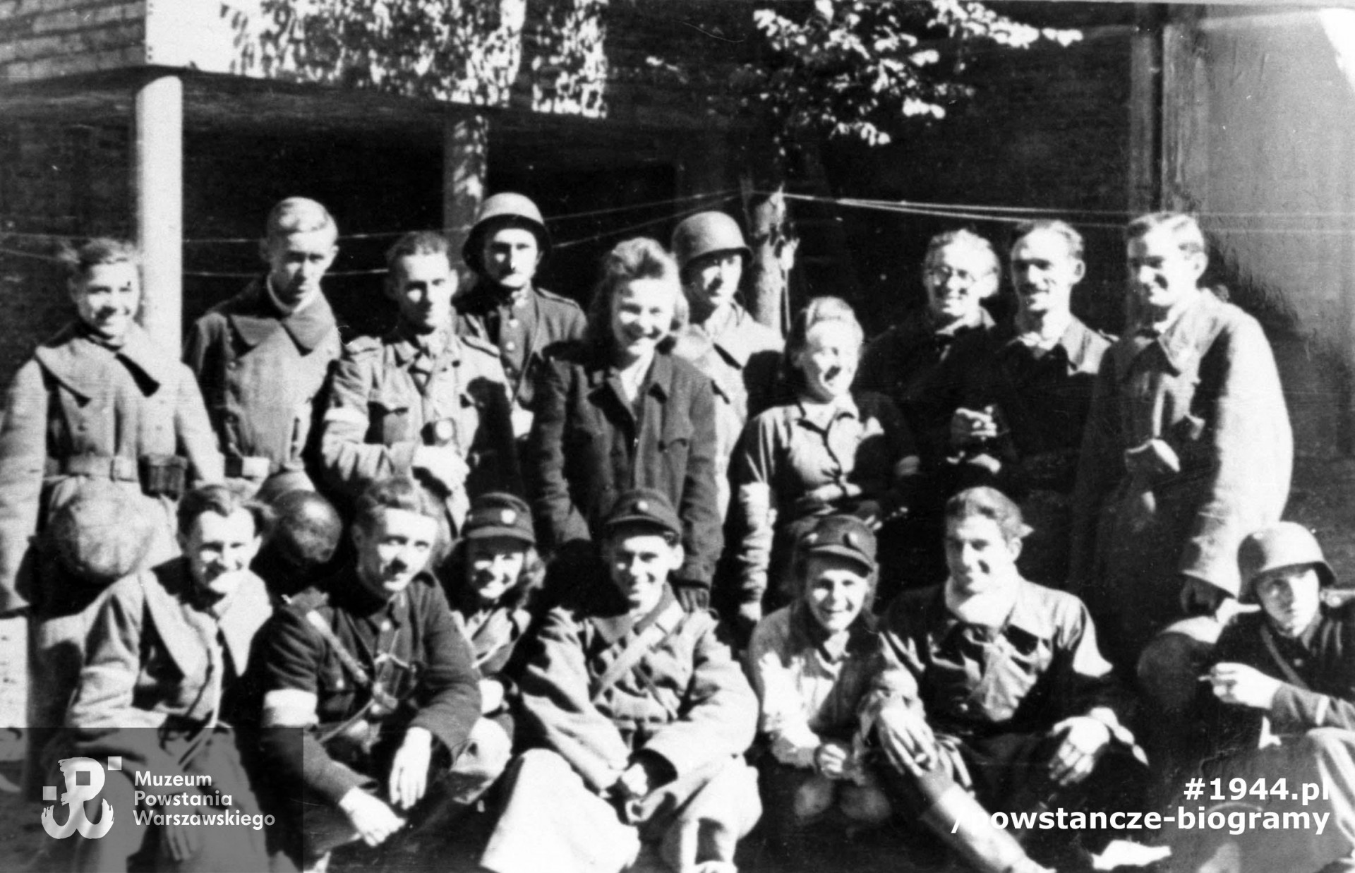 Grupa żołnierzy plut. NSZ "Sikora" komp. "A" Bat. osłonowego AK. Stoi pierwszy z prawej kpr. pchor. Jerzy Kokczyński "Boczkowski". Siedzi pierwszy z prawej plut. pchor. Jan Podhorski "Zygzak", drugi od lewej ppor. Henryk Czapczyk "Mirski". Fot. ze zbiorów Muzeum Powstania Warszawskiego, sygn. MPW-IN/3532