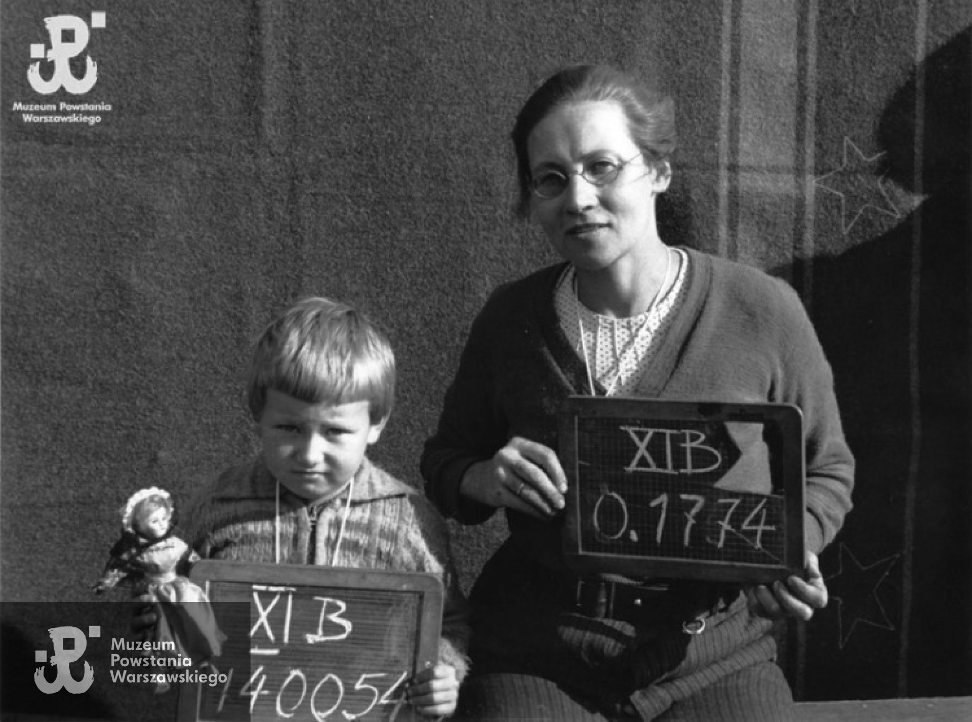 Fotografia z obozu jenieckiego w Fallingbostel XI B - 10 października 1944. Z lalką Władysława Darmosz "Dziunia" - numer jeniecki 140054, obok strz. Wiktoria Darmosz "Adusia"- numer jeniecki 0.1774. Ze zbiorów Fototeki MPW, sygn. MPW-IP/4443