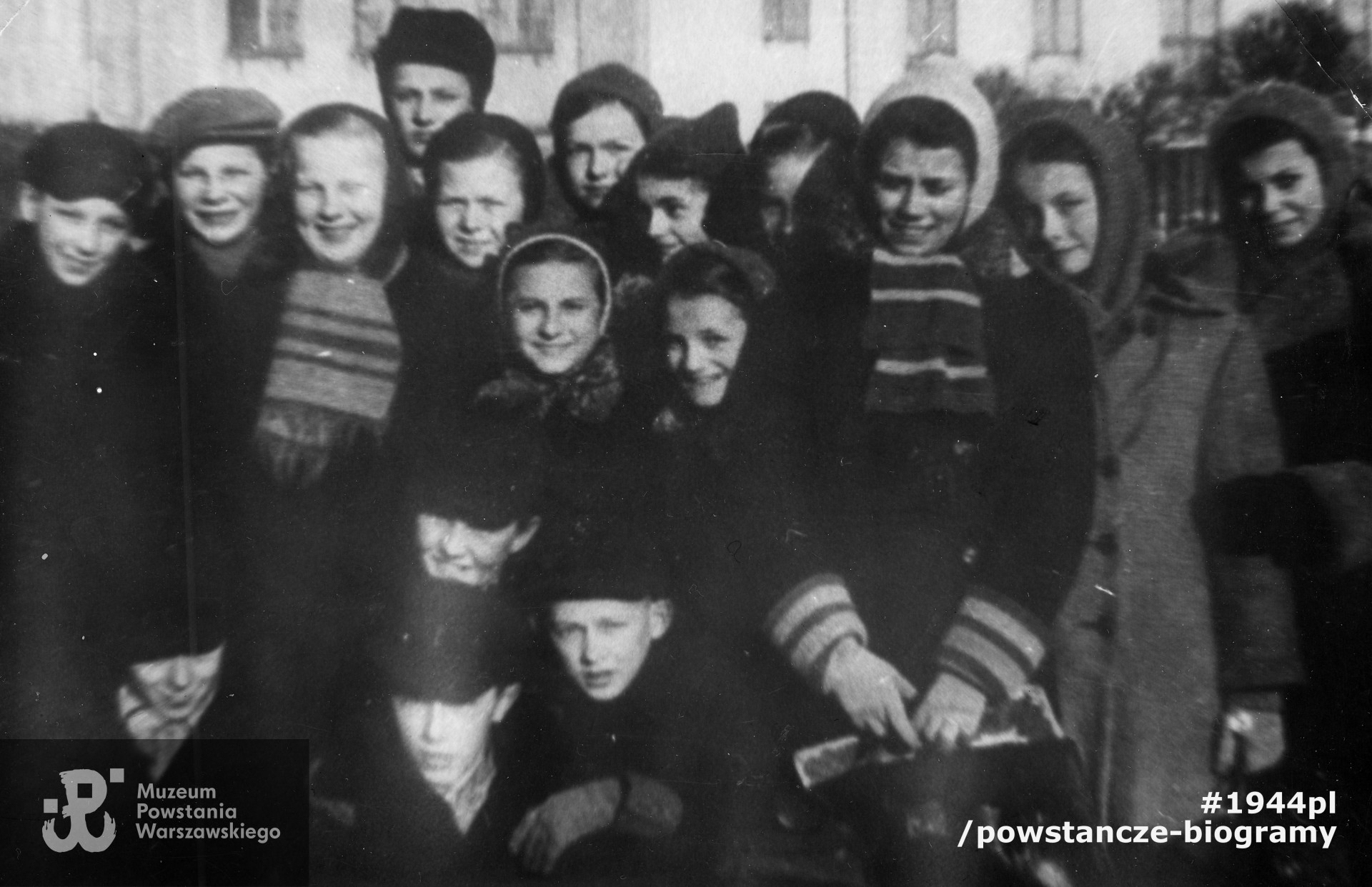 Fotografia szkolna - okres nauki gimnazjalnej. Widoczne na zdjęciu: druga od prawej Alina Riedel po wojnie Okońska, obok niej Anna Kornacka (trzecia z prawej), zza Anny wychyla się uśmiechnięta Ada Wodnicka (czwarta z prawej strony, stoi nad chłopcami).   Fot. ze zbiorów  rodzinnych  p. Agnieszki Nagalskiej z domu Riedel, bratanicy Aliny Okońskiej z d. Riedel