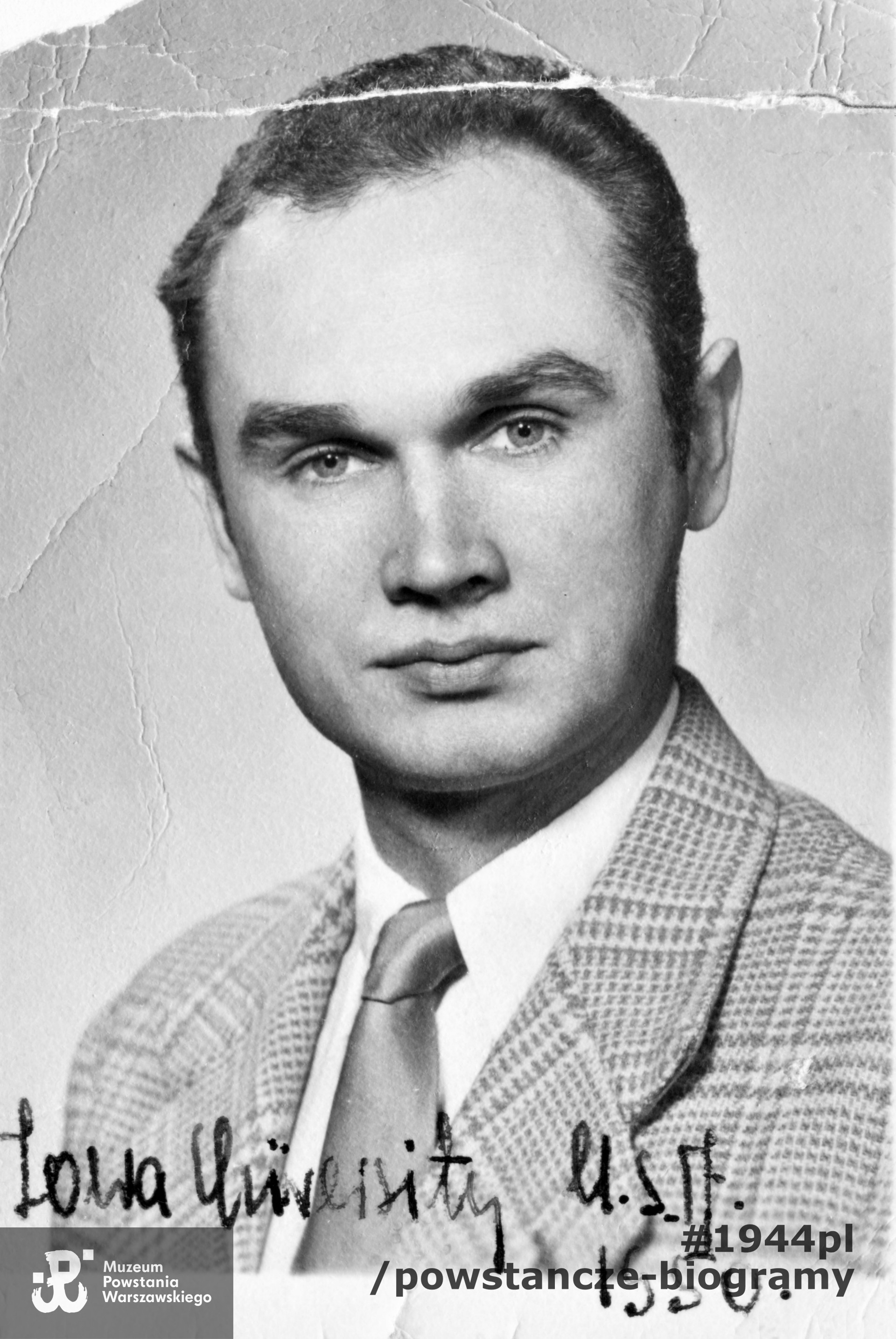 Janusz Kazimierz Zawodny - fotografia powojenna, 1950 rok. Skan: materiały do Słownika Biograficznego Uczestników Powstania Warszawskiego - Pokój Kombatanta, udostępnia p. Janina Jankowska