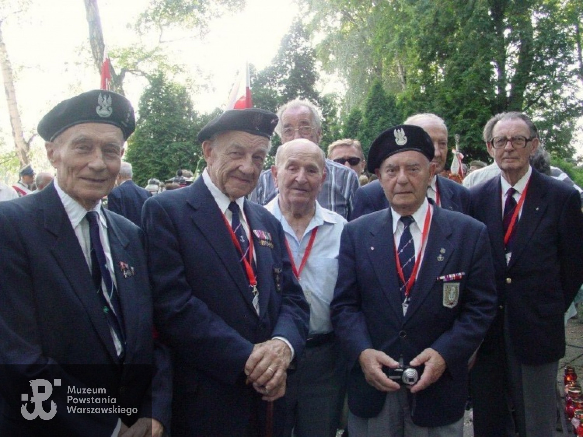 Żołnierze plutonu 1112 z Dywizjonu AK "Jeleń". Drugi od lewej Janusz Klepacz - Warszawa-Powązki 2009