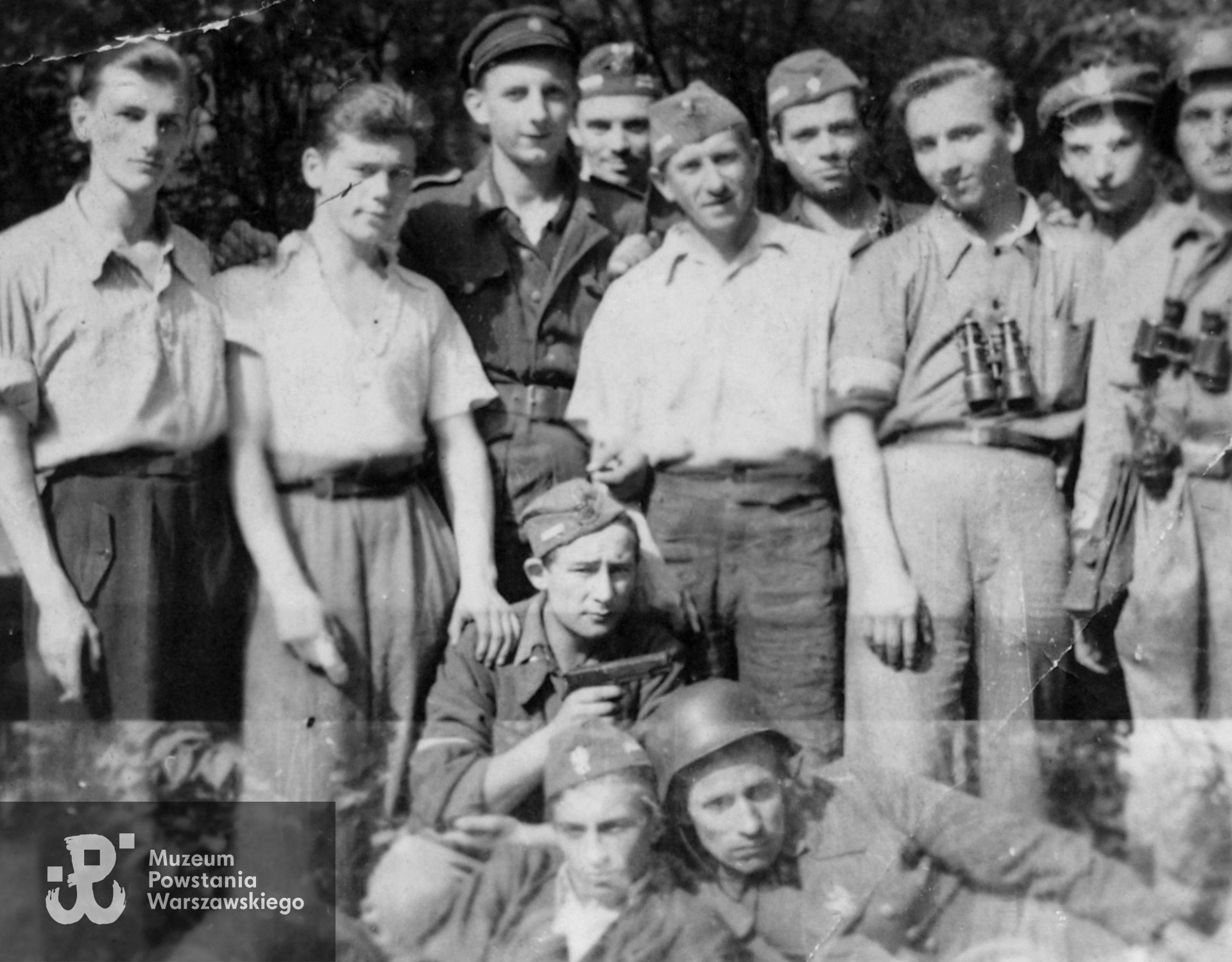 Stanisław Barnadziuk (w białej koszuli i furażerce) wraz ze swym oddziałem, prawdopodobnie sierpień 1944. Fot.  z archiwum rodzinnego  córki Stanisława Bernadziuka, udostępniona przez p. Jakuba Wiśniewskiego