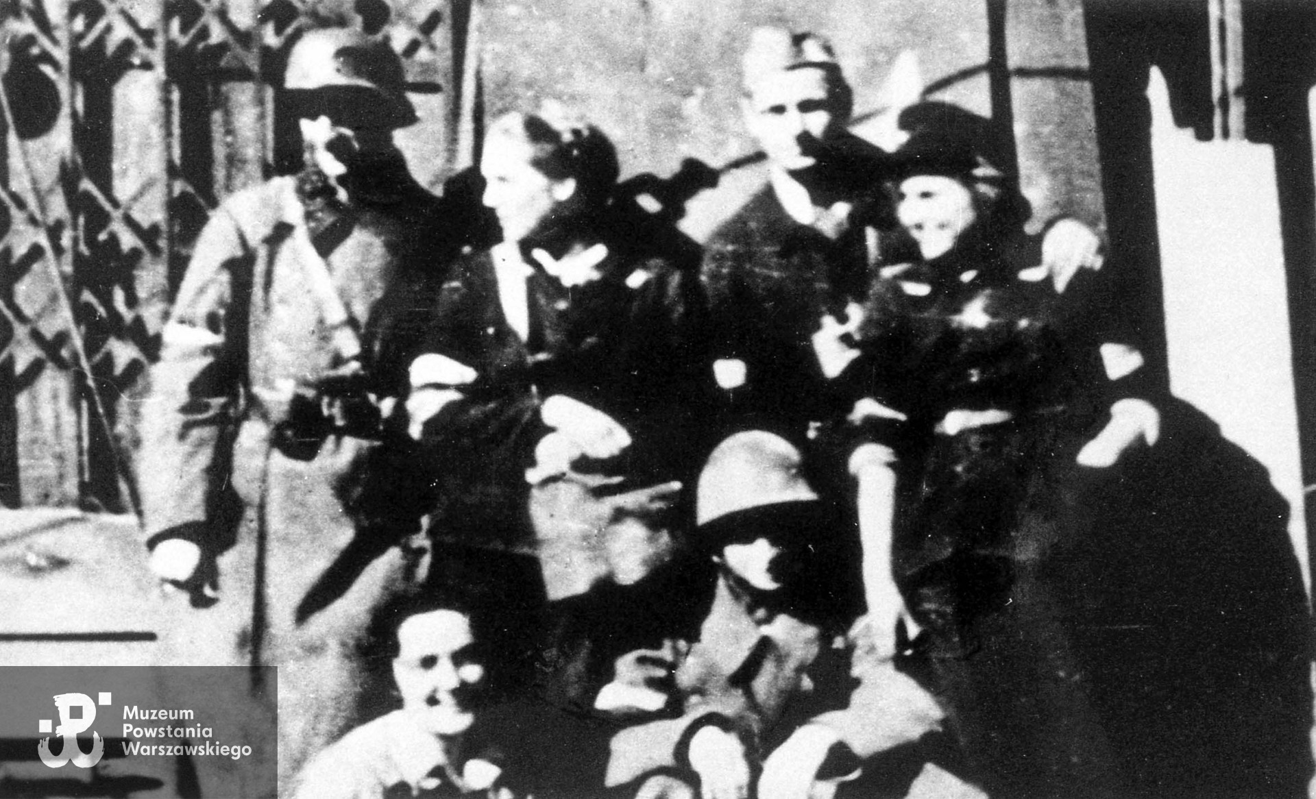 Fotografia z Powstania Warszawskiego. Śródmieście Północne. Żołnierze IV Zgrupowania "Gurt" 1 kompania. Od lewej: żołnierz z kompanii "Jerzyki" (NN), sanitariuszka Anna Zielińska "Hanka"(?), kpr. pchor. Albin Dobrański "Albin", sanitariuszka Marta Łada "Marta", na dole sanitariuszka Maria Rostocka "Maria Krystyna" i żołnierz z kompanii "Jerzyki" (NN). Fot. ze zbiorów Muzeum Powstania Warszawskiego, sygn. MPW-IH/1557