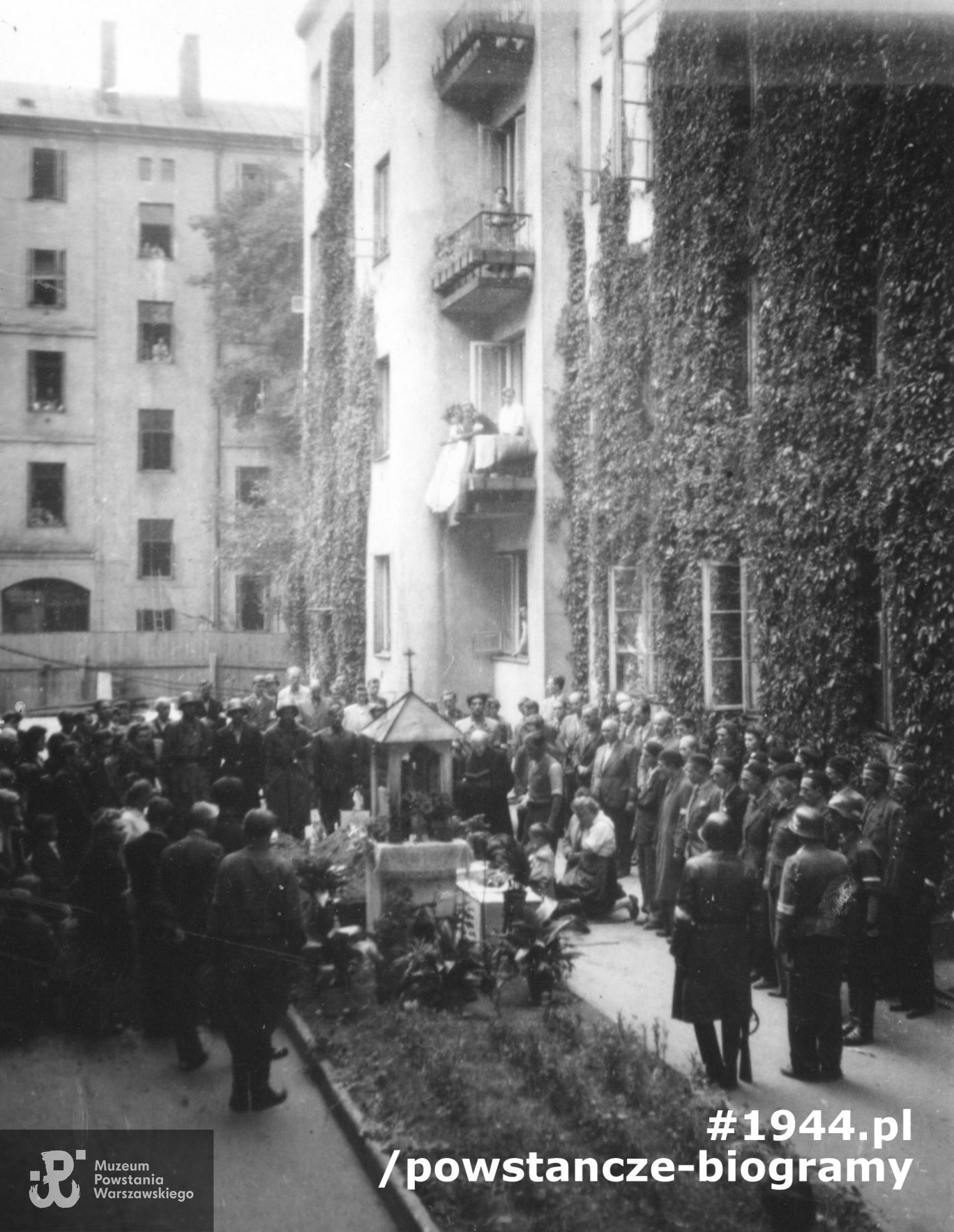 Zachowane fotografie z roku 1944 - ze zbiorów Stanisława Juliana Chmielowskiego ps. "Tadeusz". Miejsce nieustalone. Prawdopodobnie sierpień 1944, pogrzeb powstańczy lub obywająca się msza polowa. Fot. ze zbiorów rodzinnych, na potrzeby biogramu udostępniła p. Anna Chmielowska - Łachwa