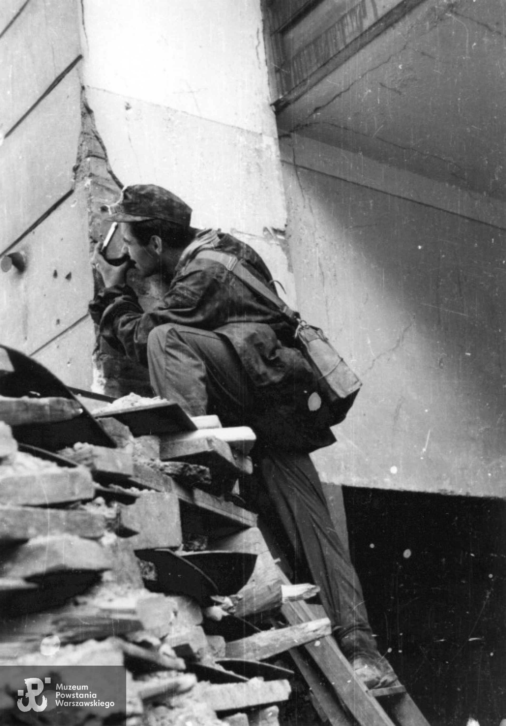 Stanisław Bala filmujący z ukrycia PAST-ę. Fot. Eugeniusz Lokajski.  Zbiory MPW sygn. MPW-IN/617. Prawa autorskie: MPW