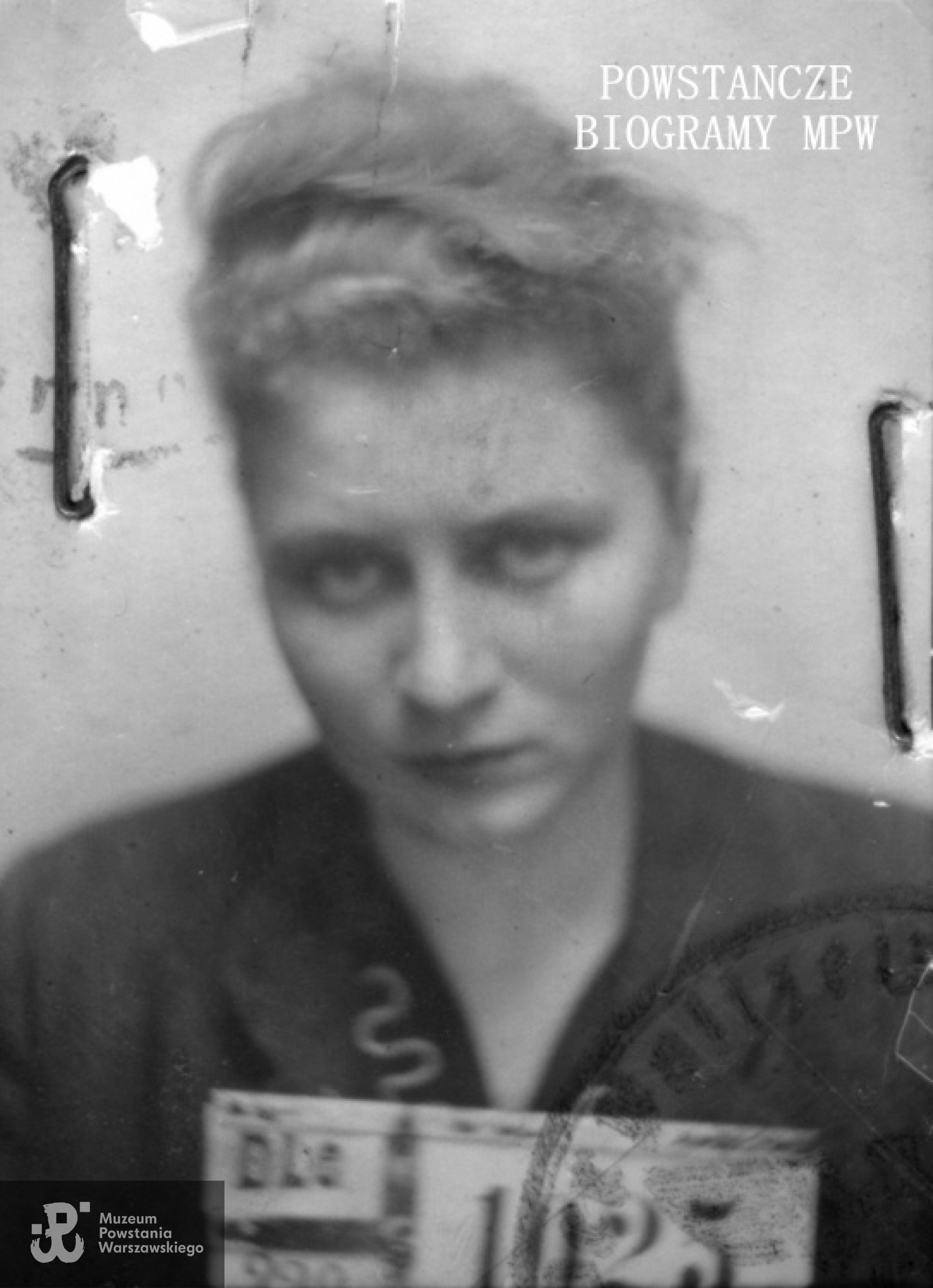 Fotografia ze Stalagu 344 Lamsdorf. Fotografia z karty personalnej jeńca. Halina Małyszko  ps.Bogda, nr jeniecki 1125. Fot. ze zbiorów Muzeum Powstania Warszawskiego, sygn. MPW-IS/755/13