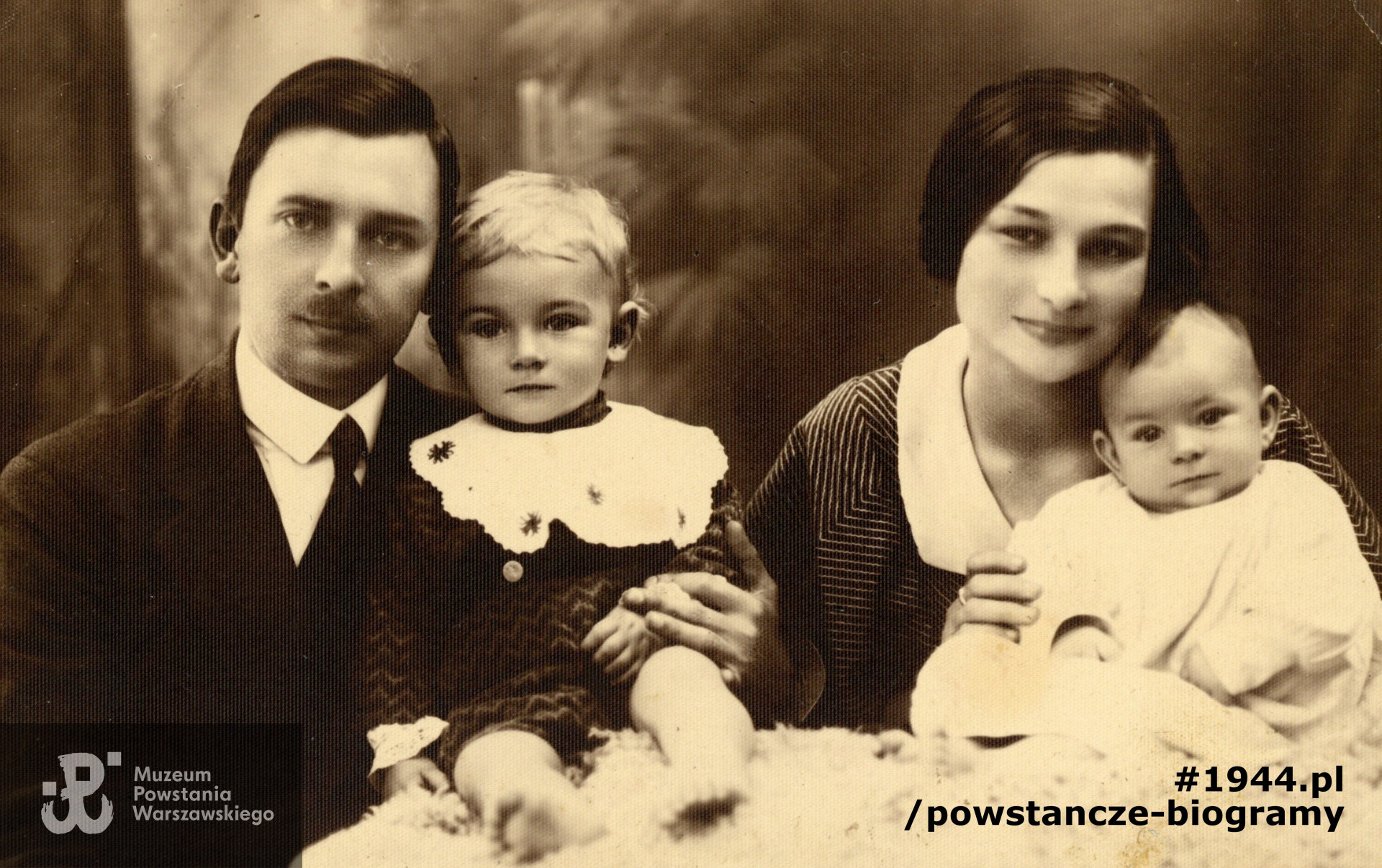 Janusz Modelski i Jadwiga Modelska z Sawickich z synami. U boku ojca mały Witek. Fotografia z archiwum rodzinnego Alicji Modelskiej